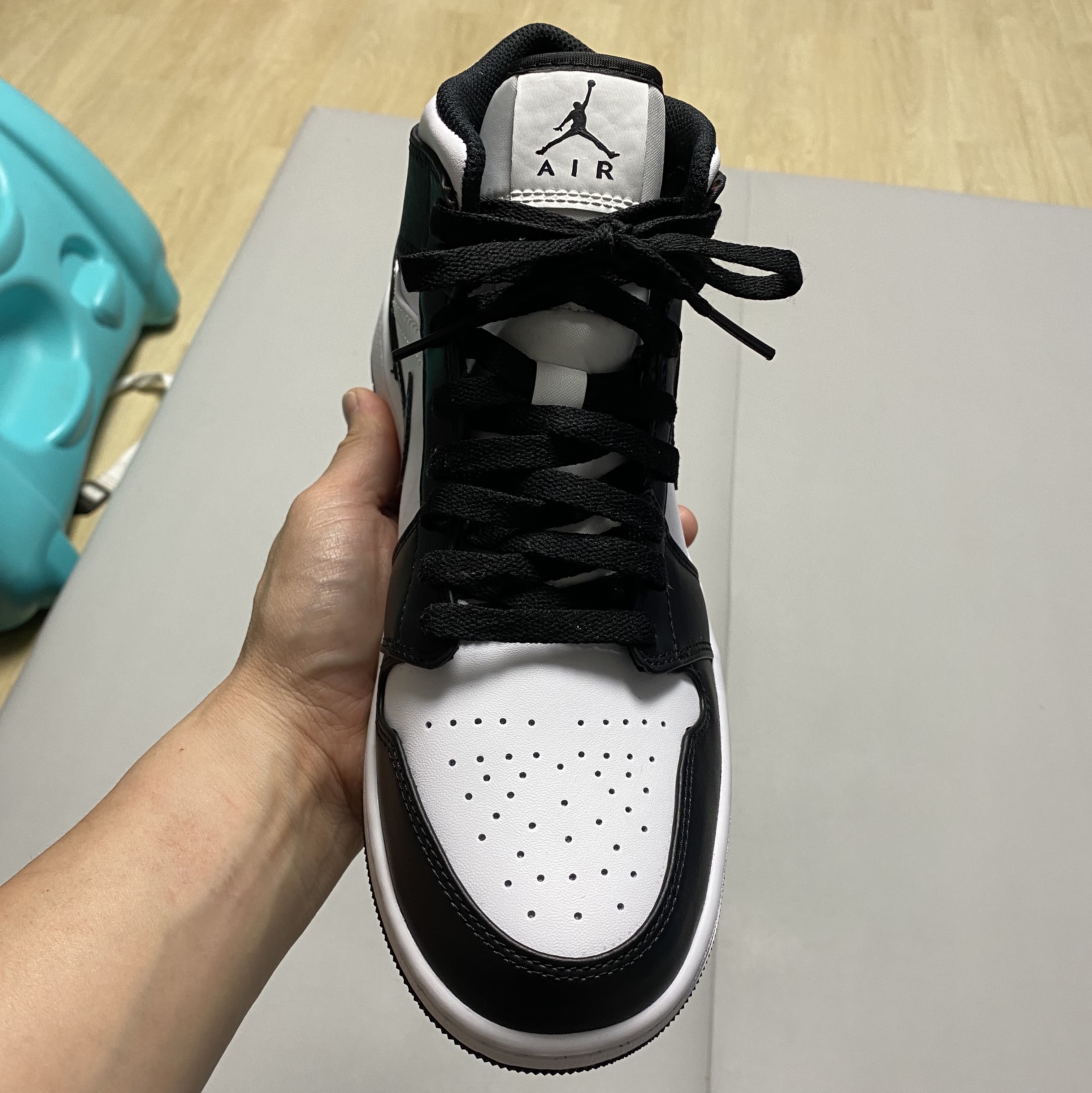 Jordan 1 Mid SE Heat Reactive 착용 스타일 - 3