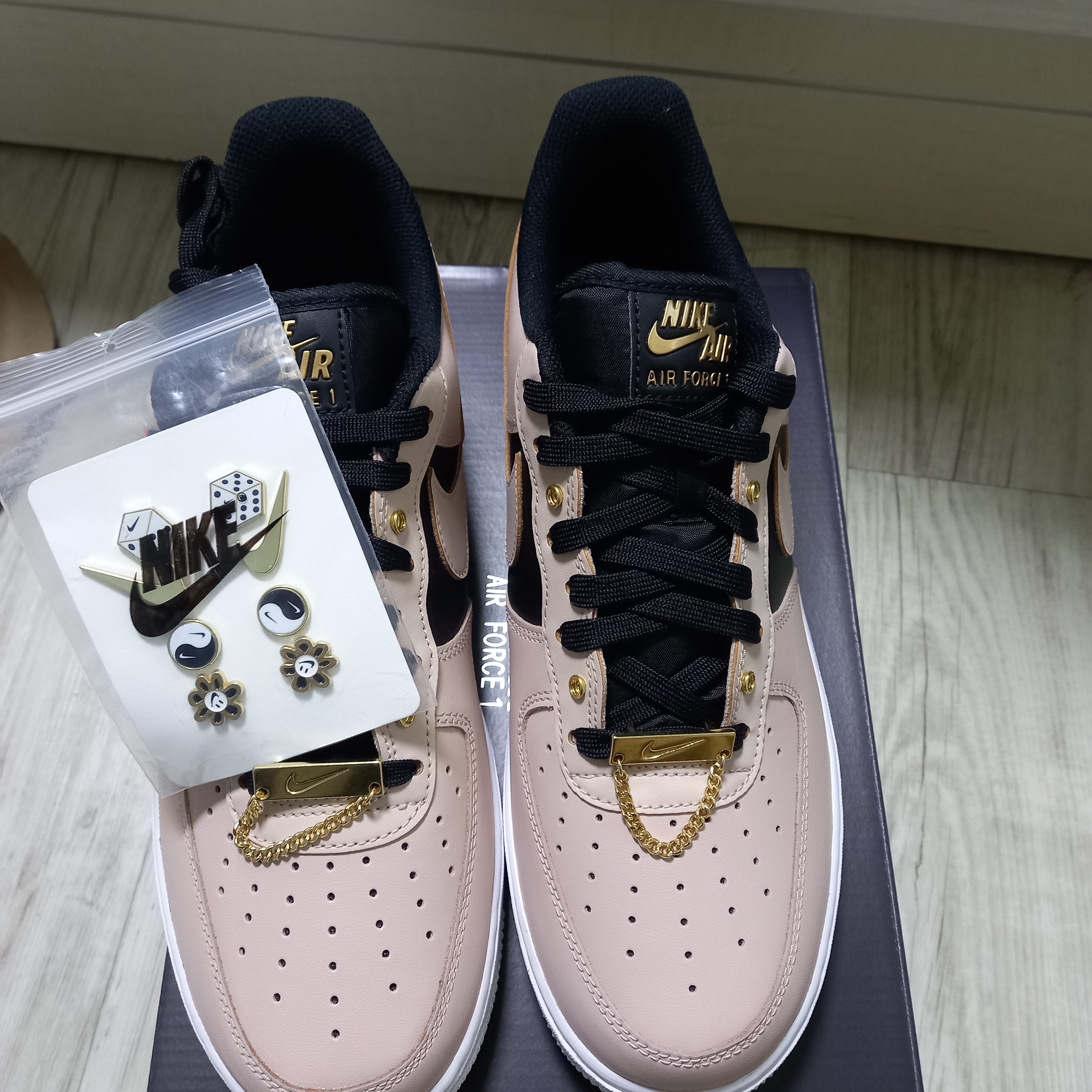 Nike Air Force 1 '07 PRM Touch Of Gold 착용 스타일 - 1