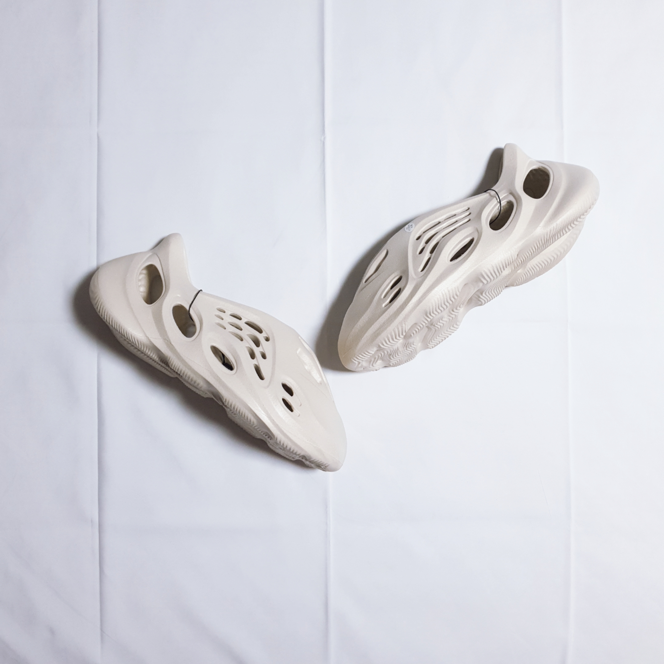 Adidas Yeezy Foam RNNR Sand 착용 스타일 - 3