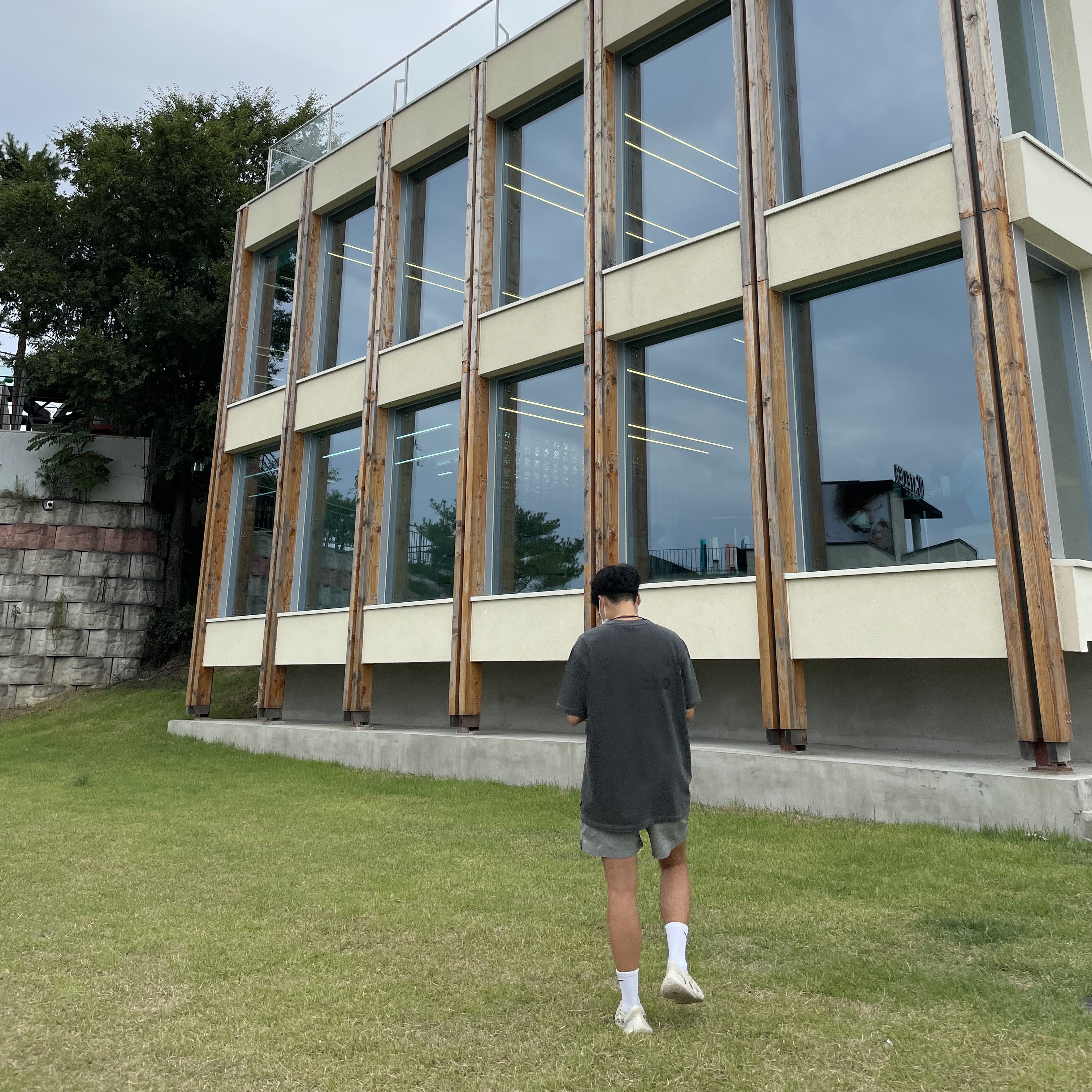 IAB Studio Pigment T-Shirt Black, IAB Studio Woven Shorts Gray 착용 스타일 - 3