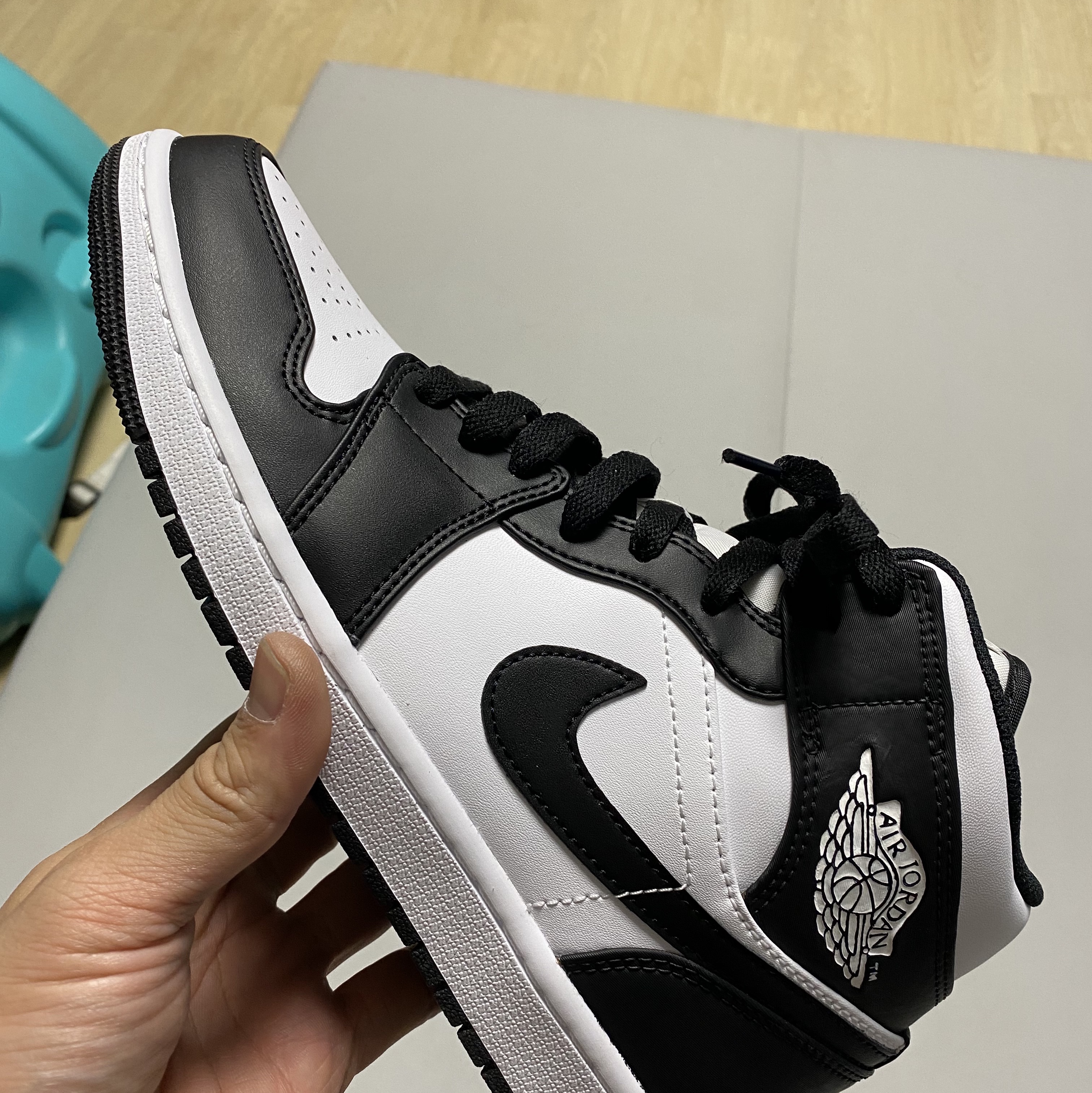Jordan 1 Mid SE Heat Reactive 착용 스타일 - 2