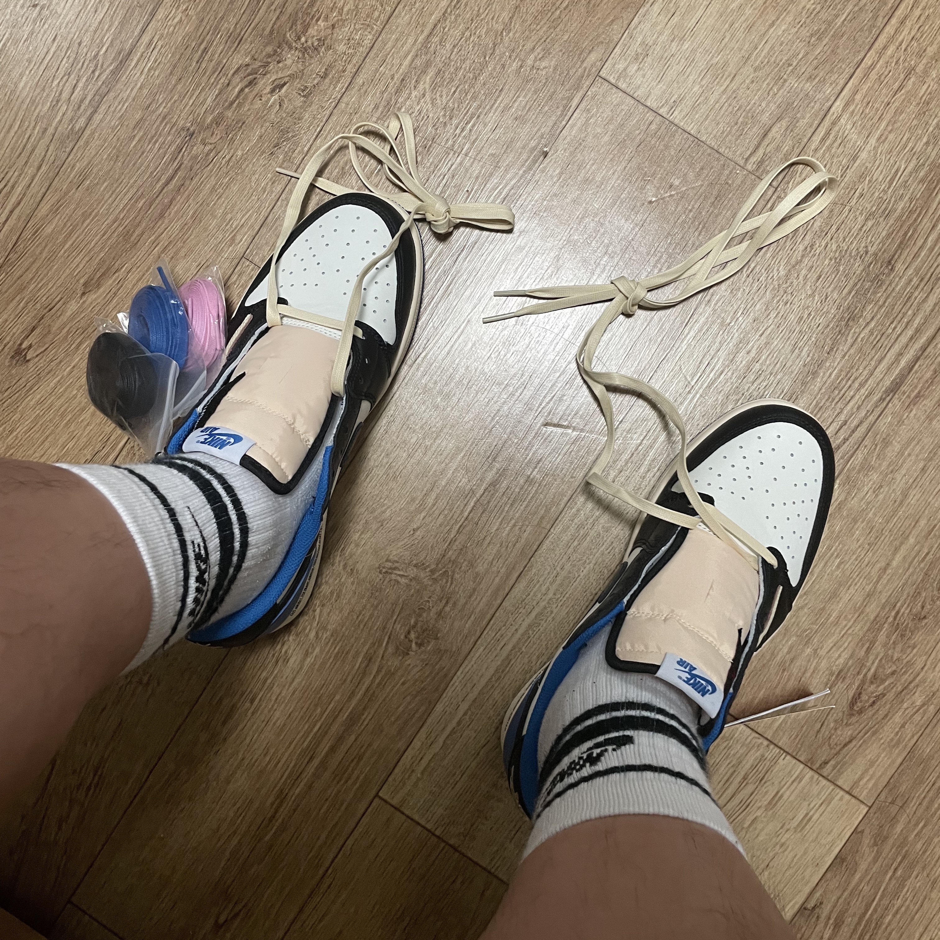 Jordan 1 x Travis Scott x Fragment Retro Low OG SP Military Blue 착용 스타일 - 2