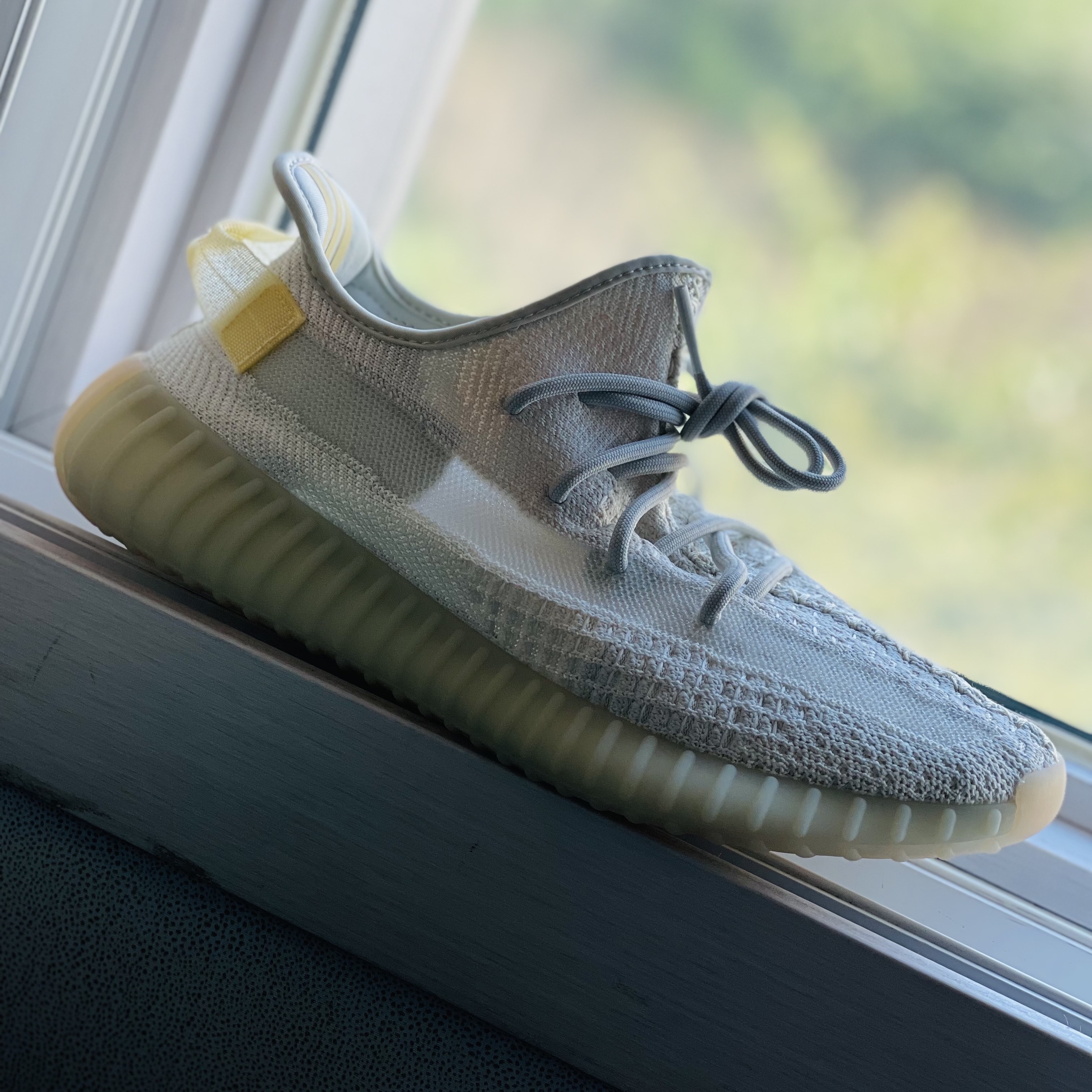 Adidas Yeezy Boost 350 V2 Light 착용 스타일