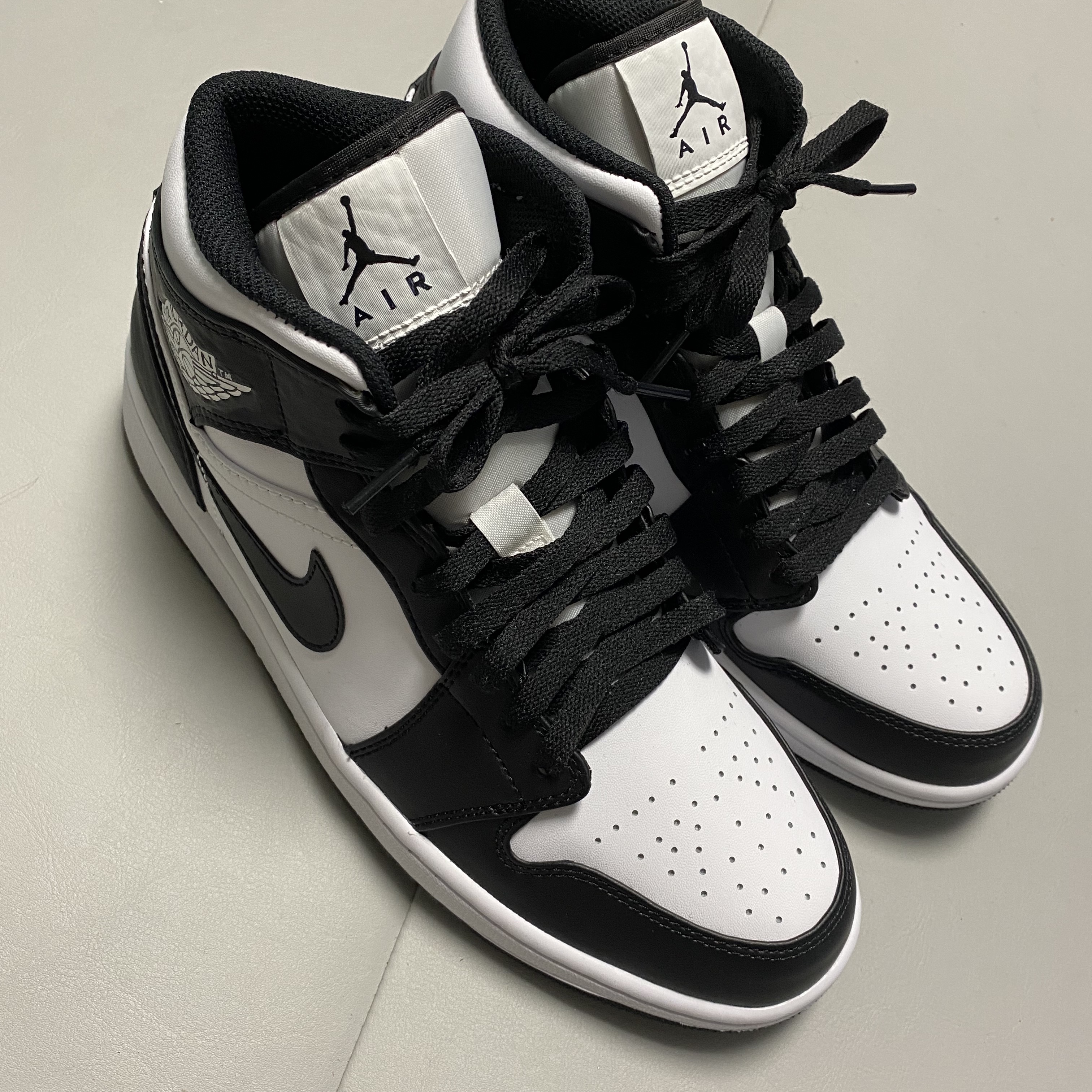 Jordan 1 Mid SE Heat Reactive 착용 스타일 - 1