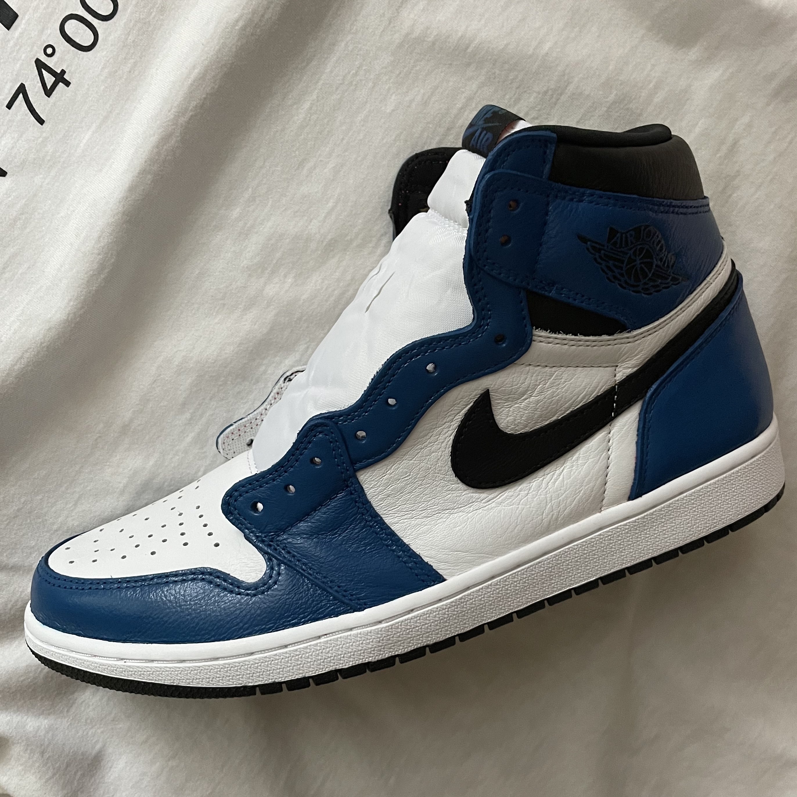 Jordan 1 Retro High OG Light Fusion Red 착용 스타일 - 2