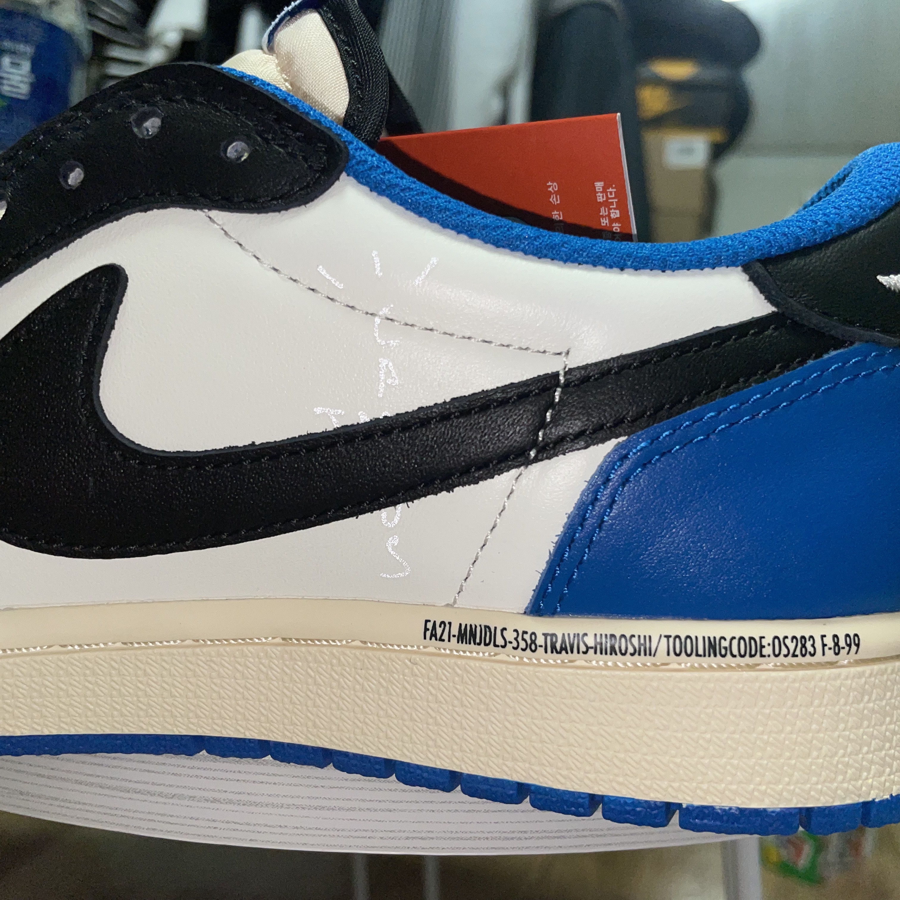 Jordan 1 x Travis Scott x Fragment Retro Low OG SP Military Blue 착용 스타일 - 4