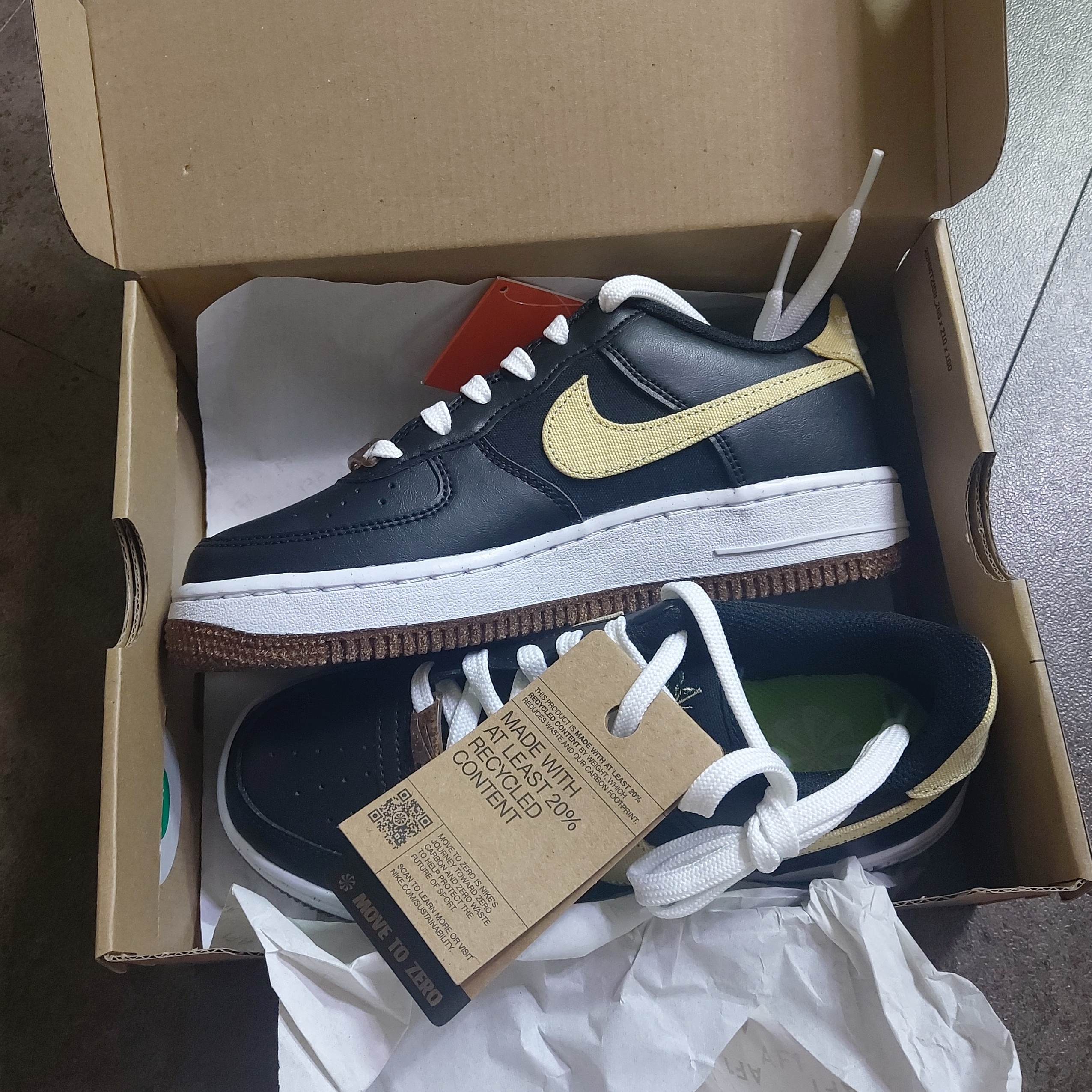 Nike Air Force 1 '07 LV8 Pomegranate 착용 스타일 - 2
