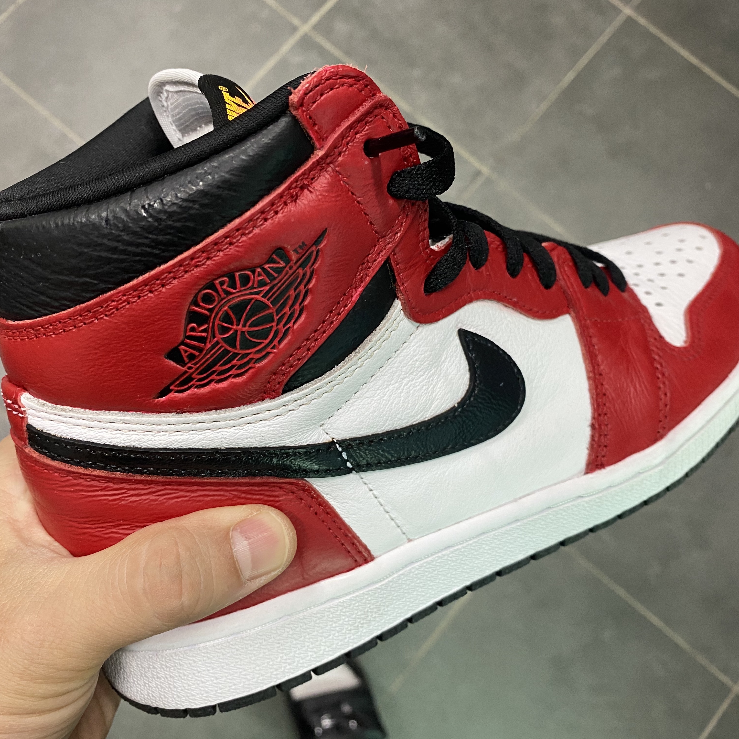 Jordan 1 Retro High OG Light Fusion Red 착용 스타일 - 2