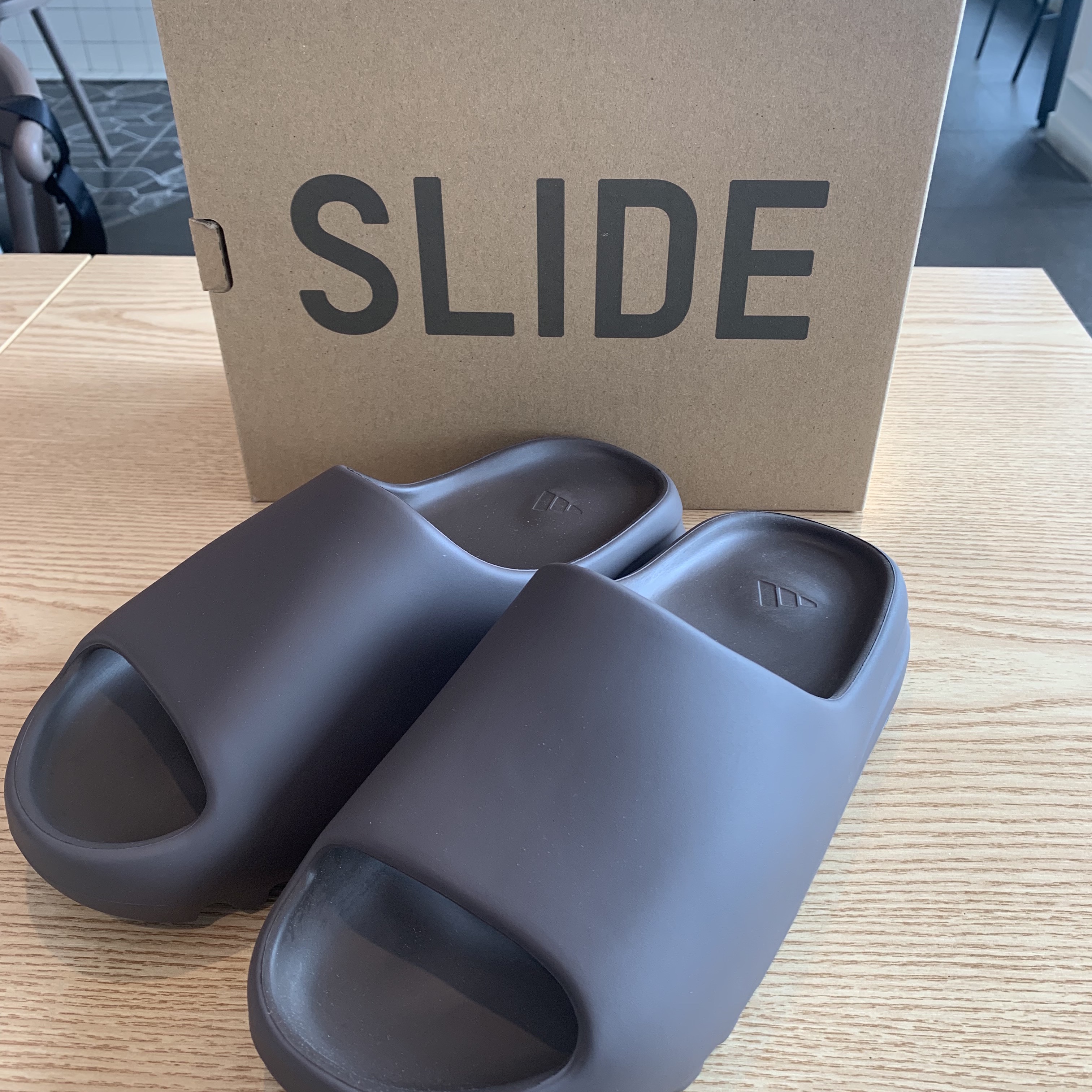 Adidas Yeezy Slide Soot 2021 착용 스타일 - 1