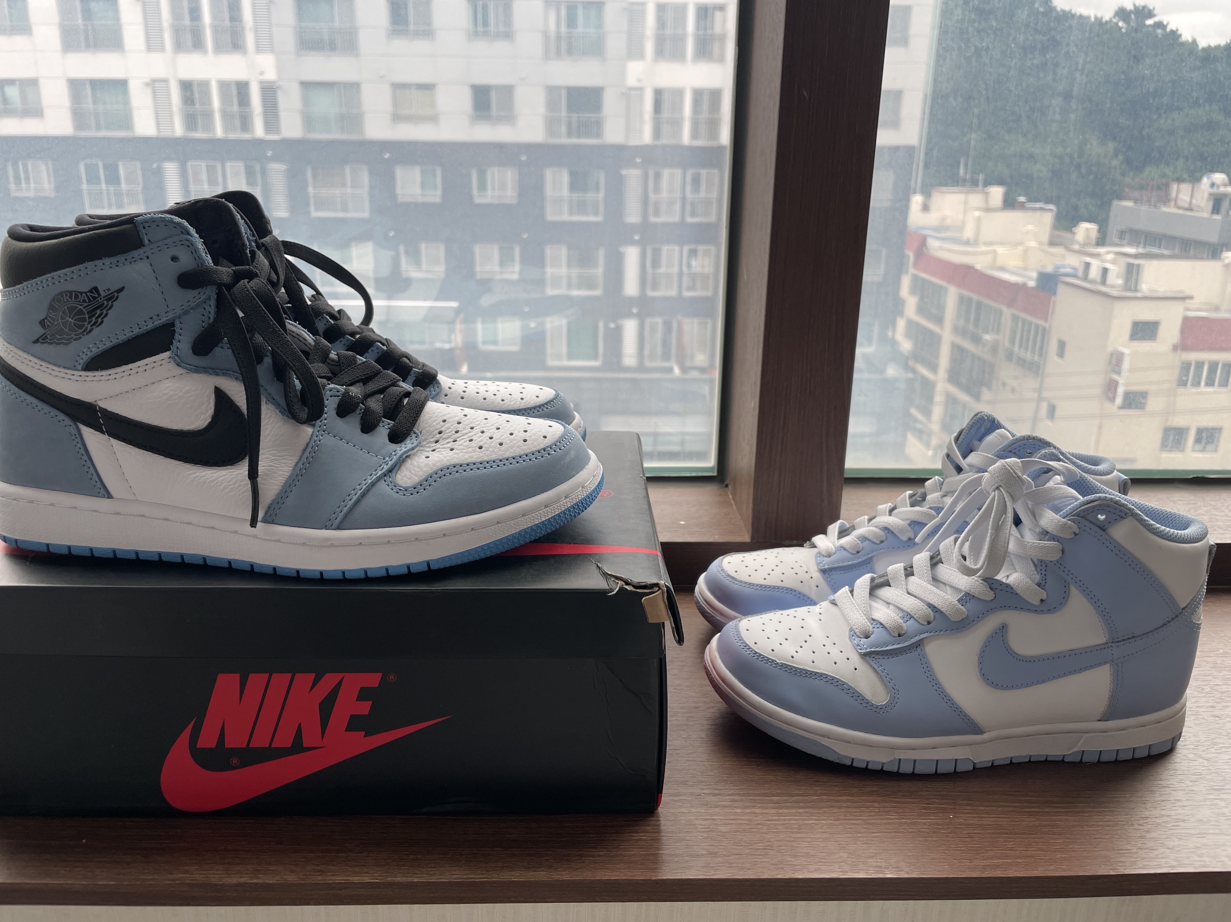 Jordan 1 Retro High OG University Blue, (W) Nike Dunk High Aluminum 착용 스타일 - 2