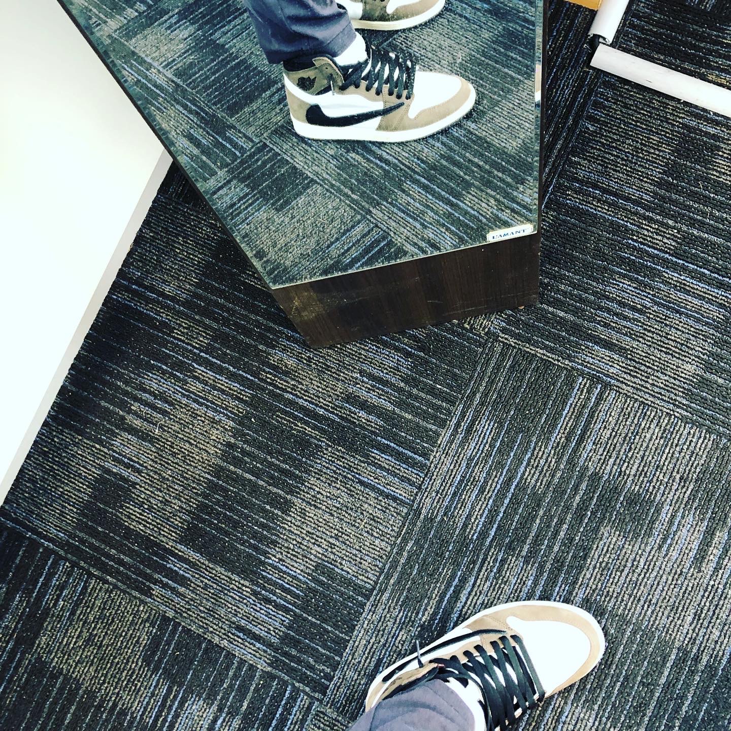 Jordan 1 x Travis Scott Retro High OG SP Mocha, Nike x Fear of God Warm Up Pants Off Noir 착용 스타일 - 1