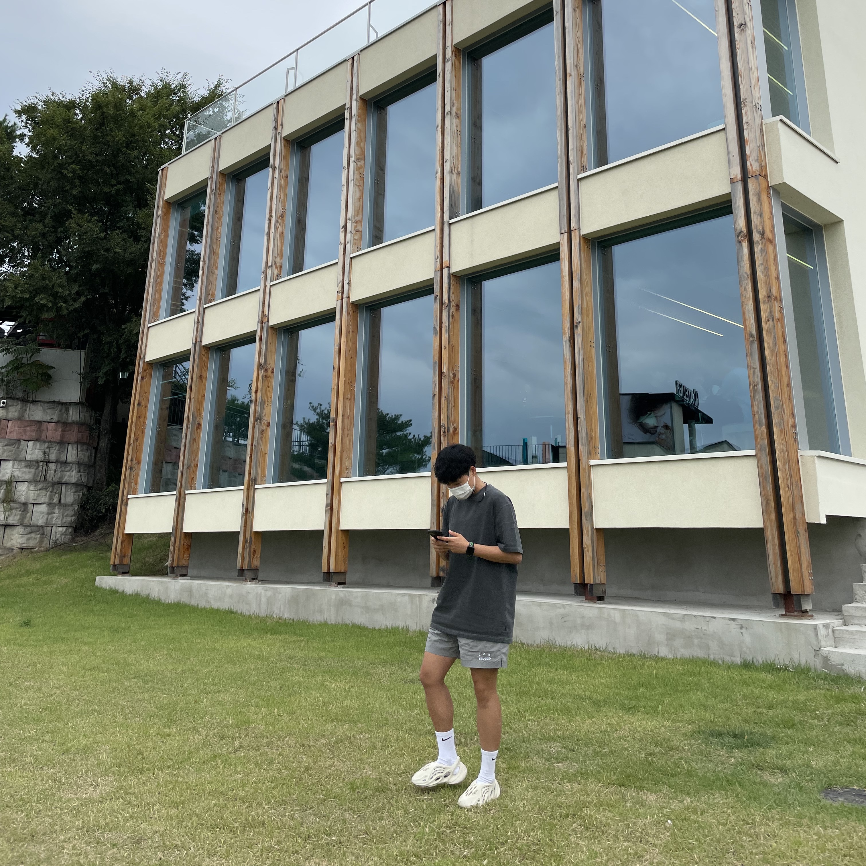 IAB Studio Pigment T-Shirt Black, IAB Studio Woven Shorts Gray 착용 스타일 - 1