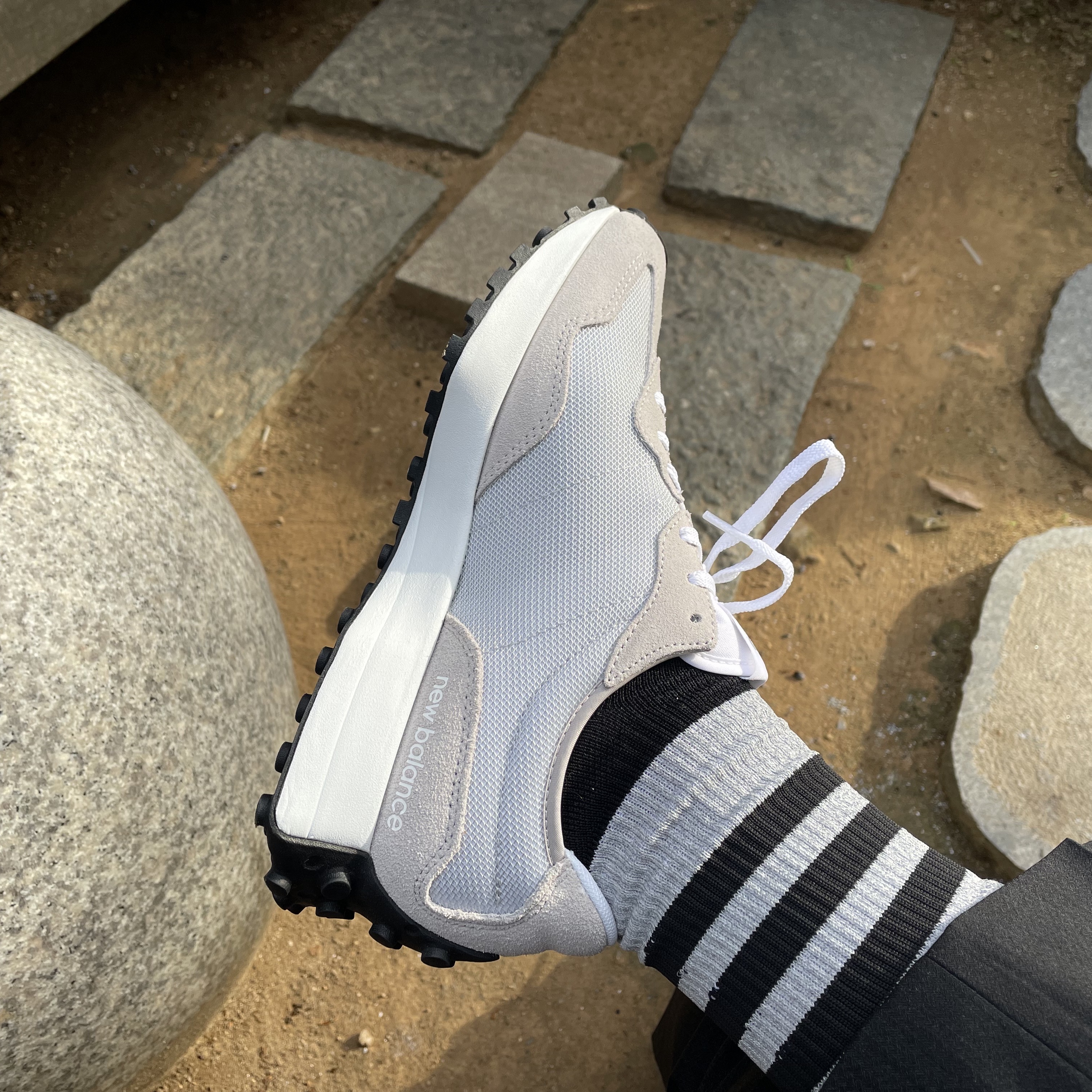 New Balance 327 Grey Silver 착용 스타일 - 4