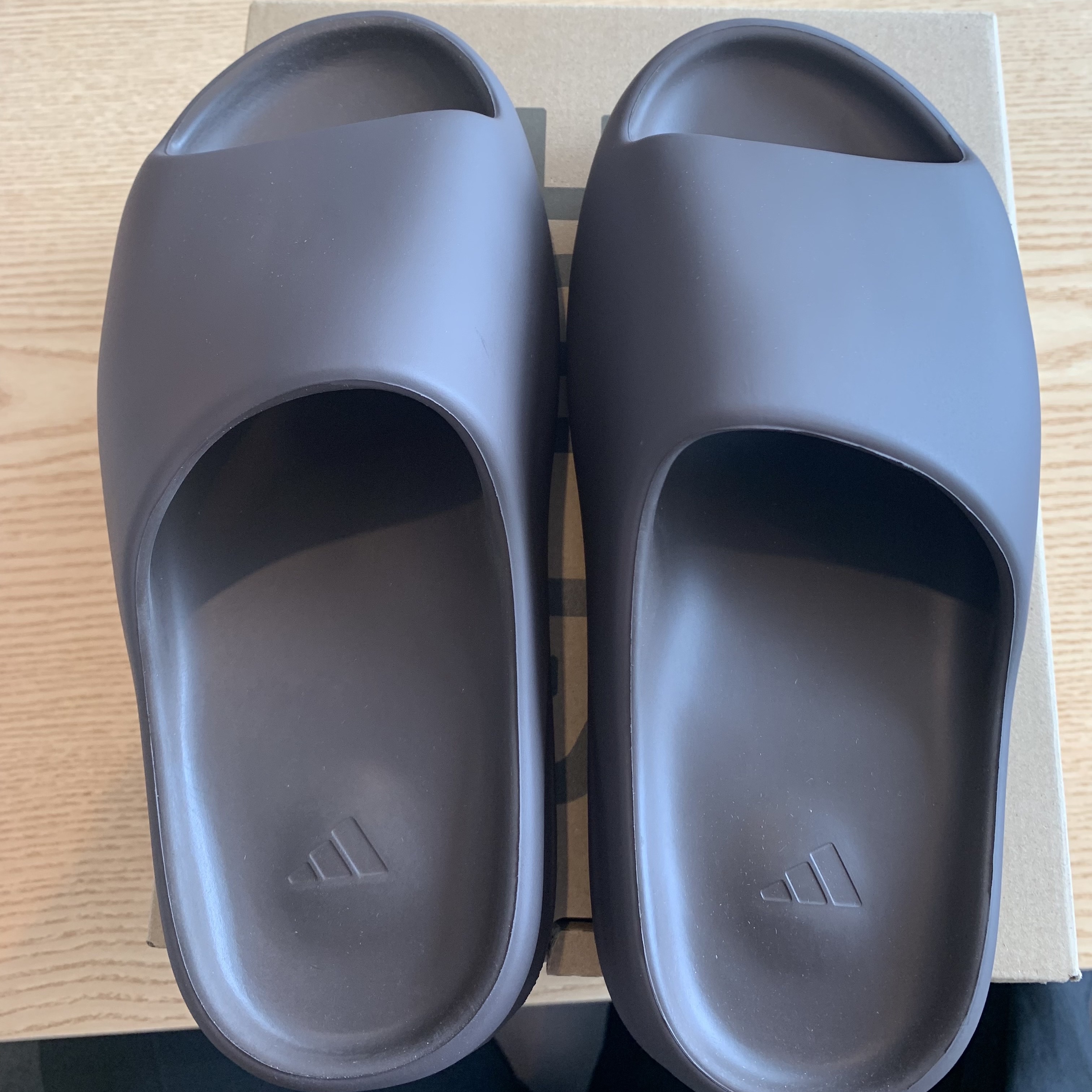 Adidas Yeezy Slide Soot 2021 착용 스타일 - 3