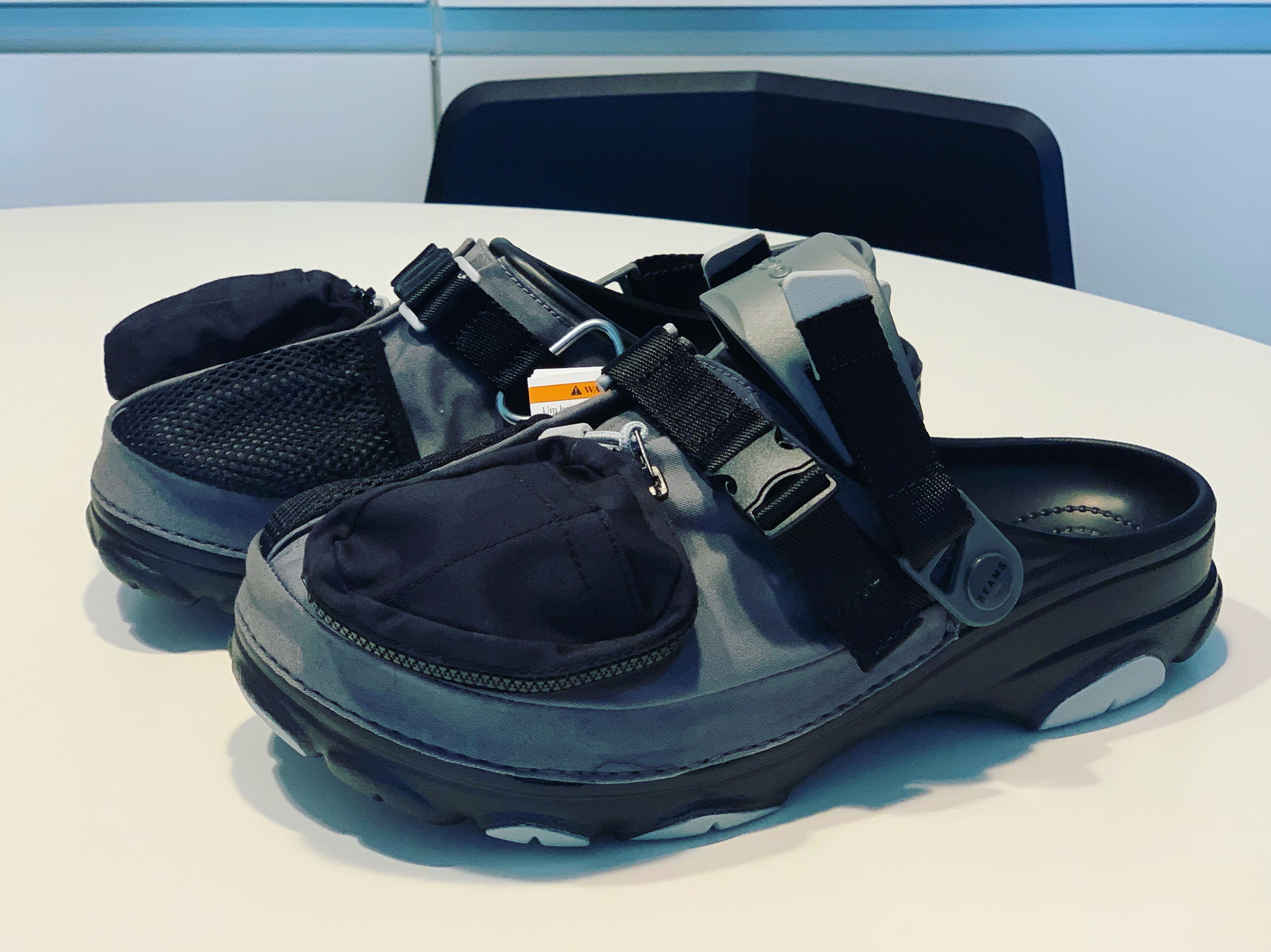Crocs x Beams Classic All Terrain Mountain Parka Clog Grey 착용 스타일 - 2