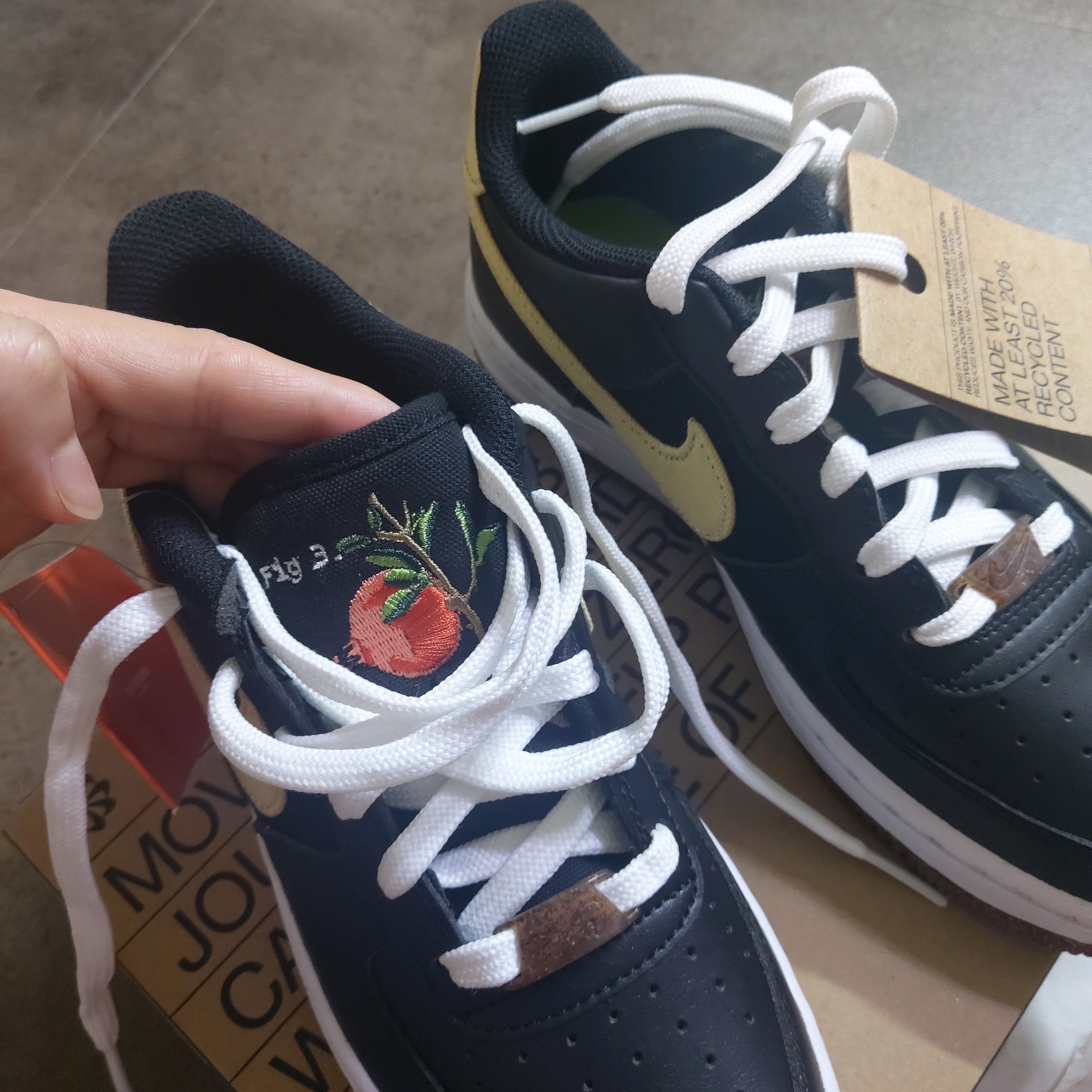 Nike Air Force 1 '07 LV8 Pomegranate 착용 스타일 - 4