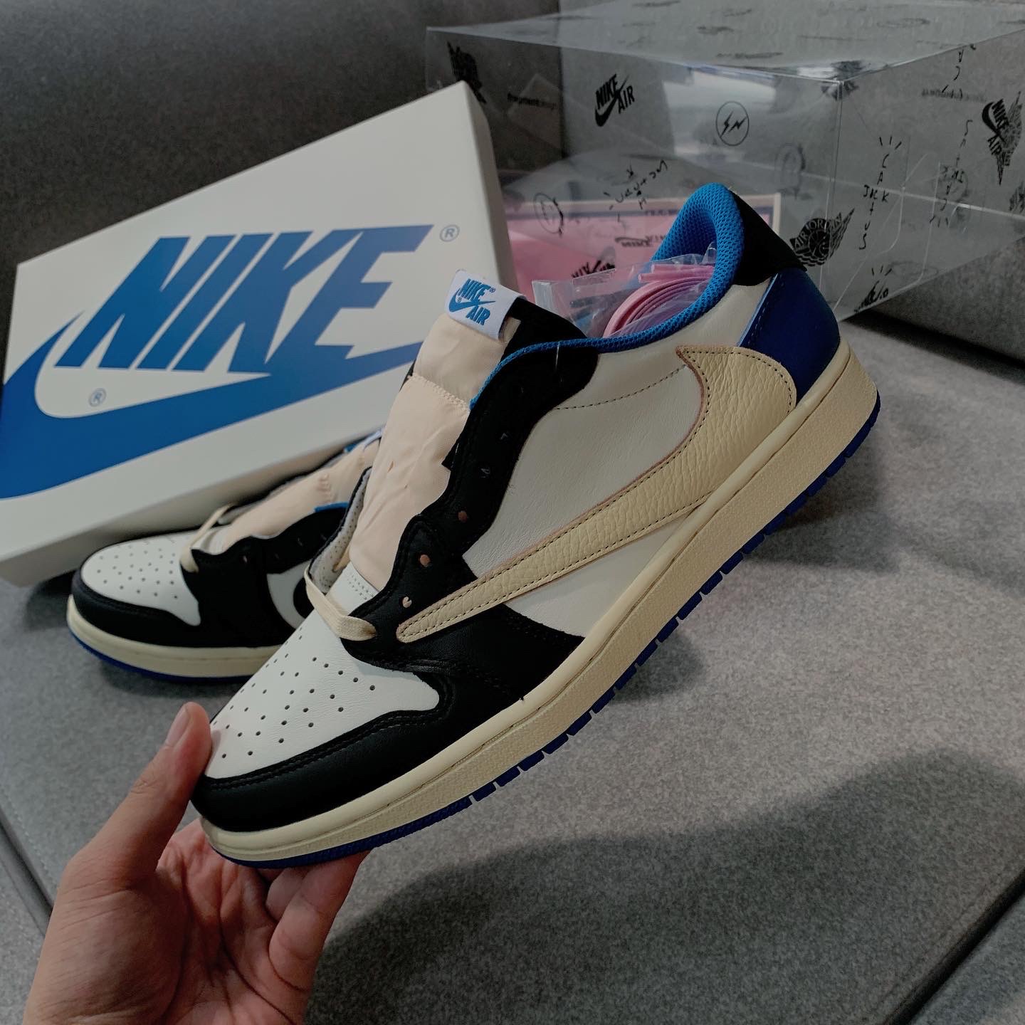 Jordan 1 x Travis Scott x Fragment Retro Low OG SP Military Blue 착용 스타일 - 1