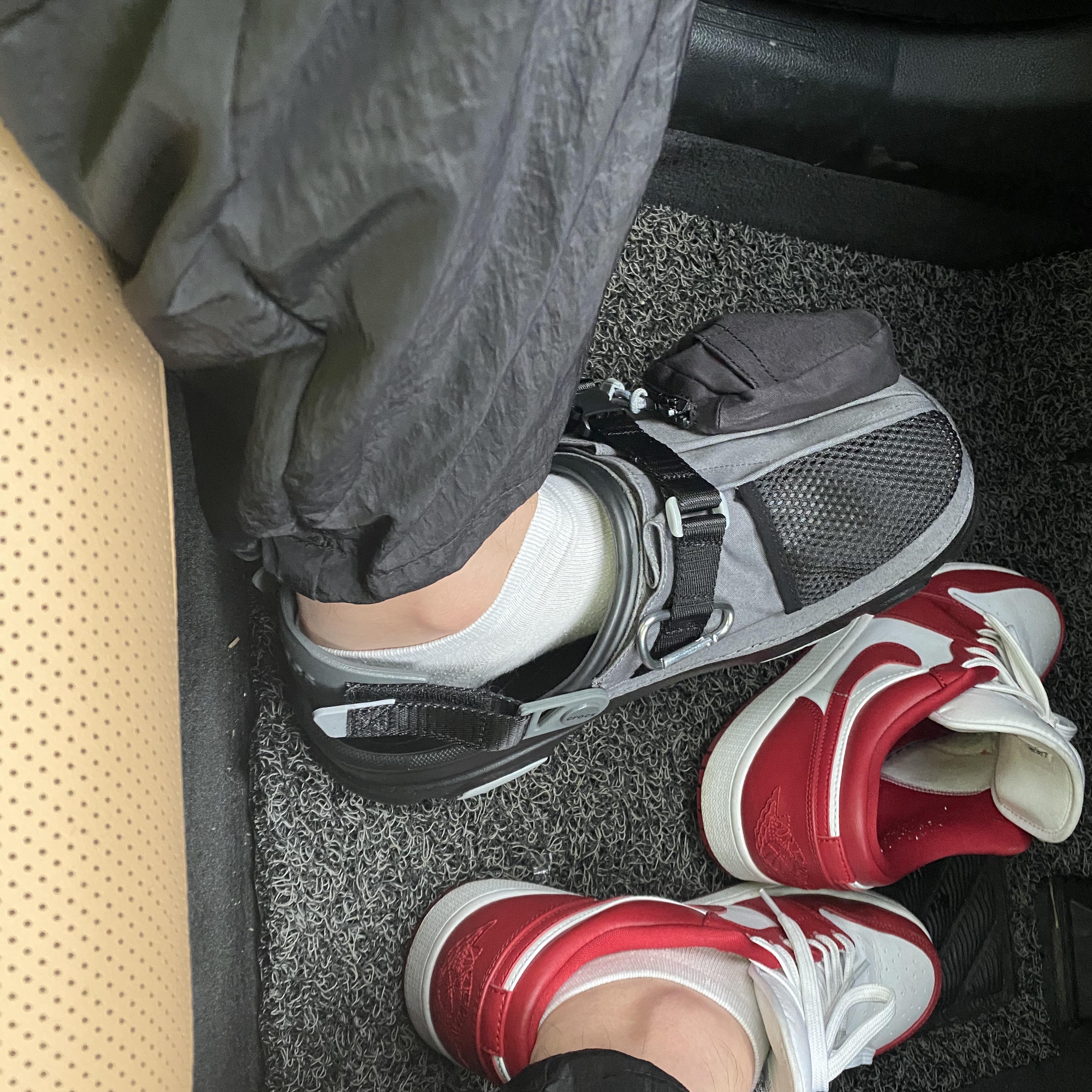 Crocs x Beams Classic All Terrain Mountain Parka Clog Grey, Jordan 1 Low Gym Red White 착용 스타일