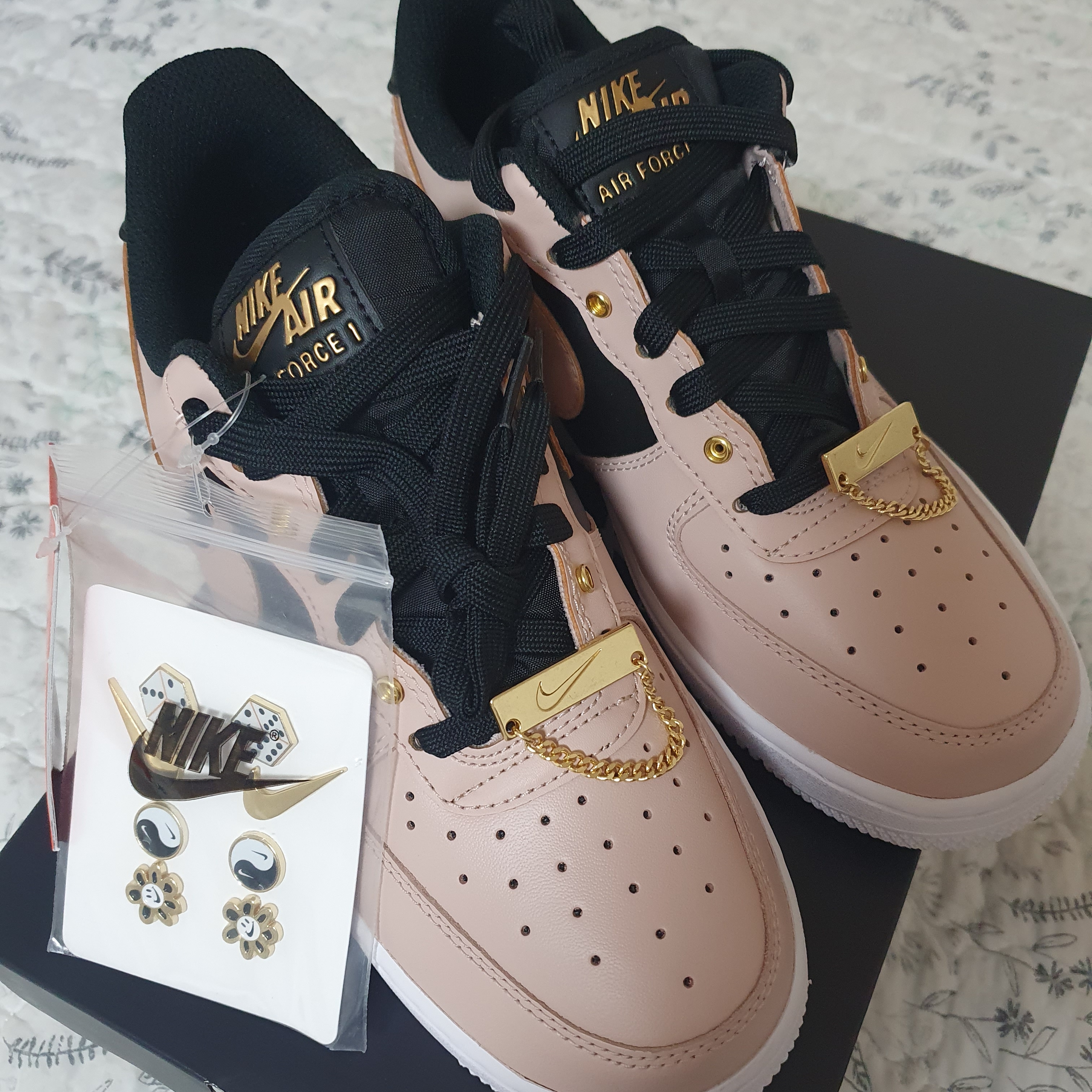 Nike Air Force 1 '07 PRM Touch Of Gold 착용 스타일