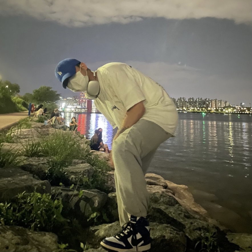 Stussy Stock DSM Los Angeles T-Shirt White, Nike x Ambush Dunk High Deep Royal Blue 착용 스타일 - 1