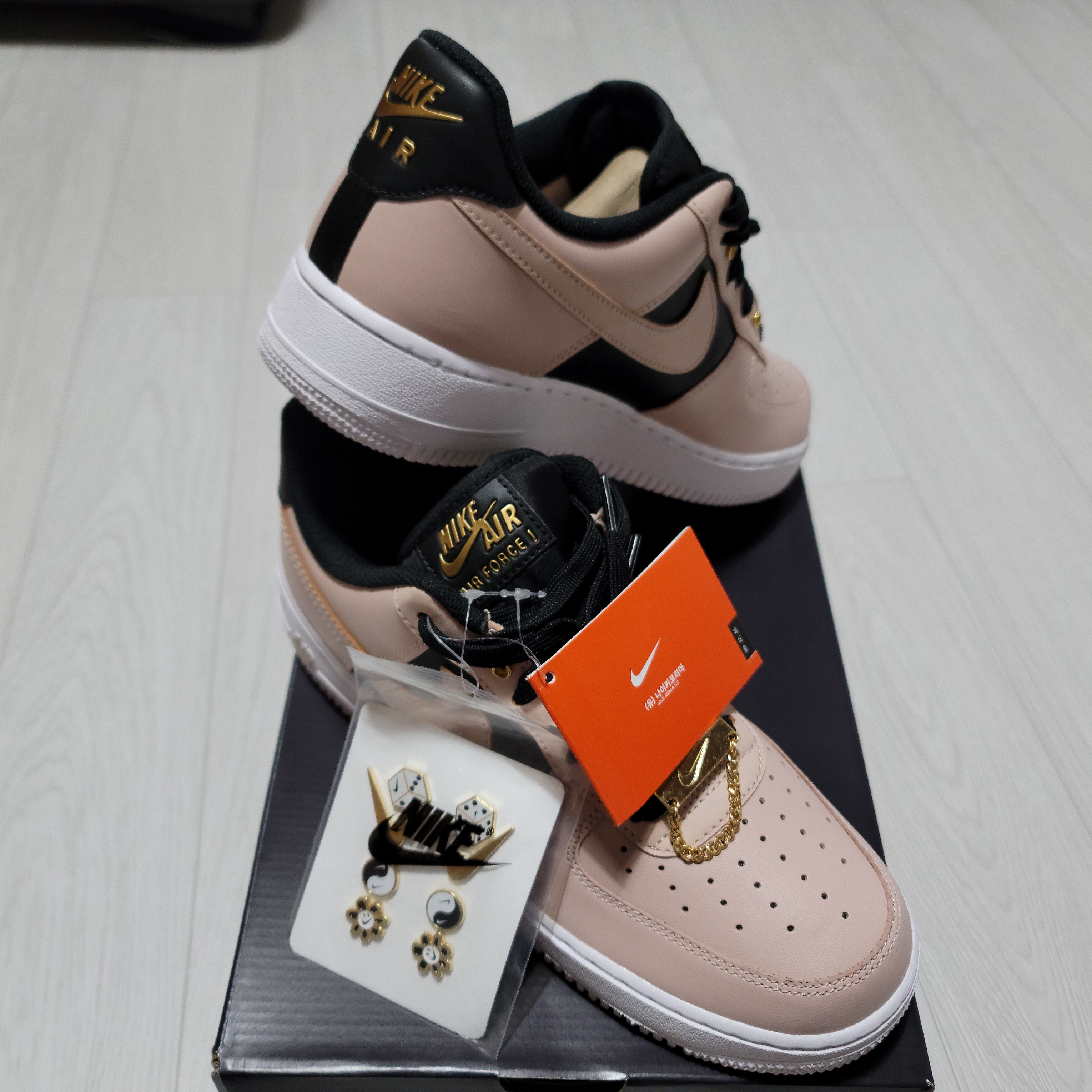 Nike Air Force 1 '07 PRM Touch Of Gold 착용 스타일 - 2
