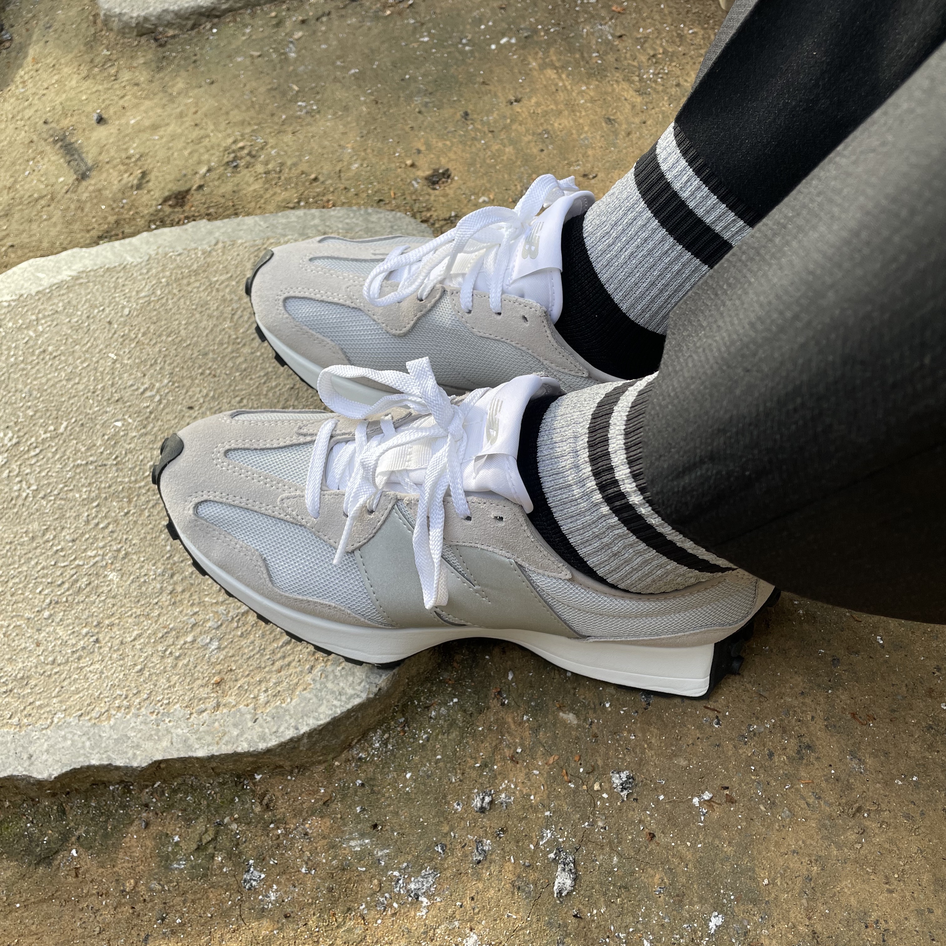 New Balance 327 Grey Silver 착용 스타일 - 3