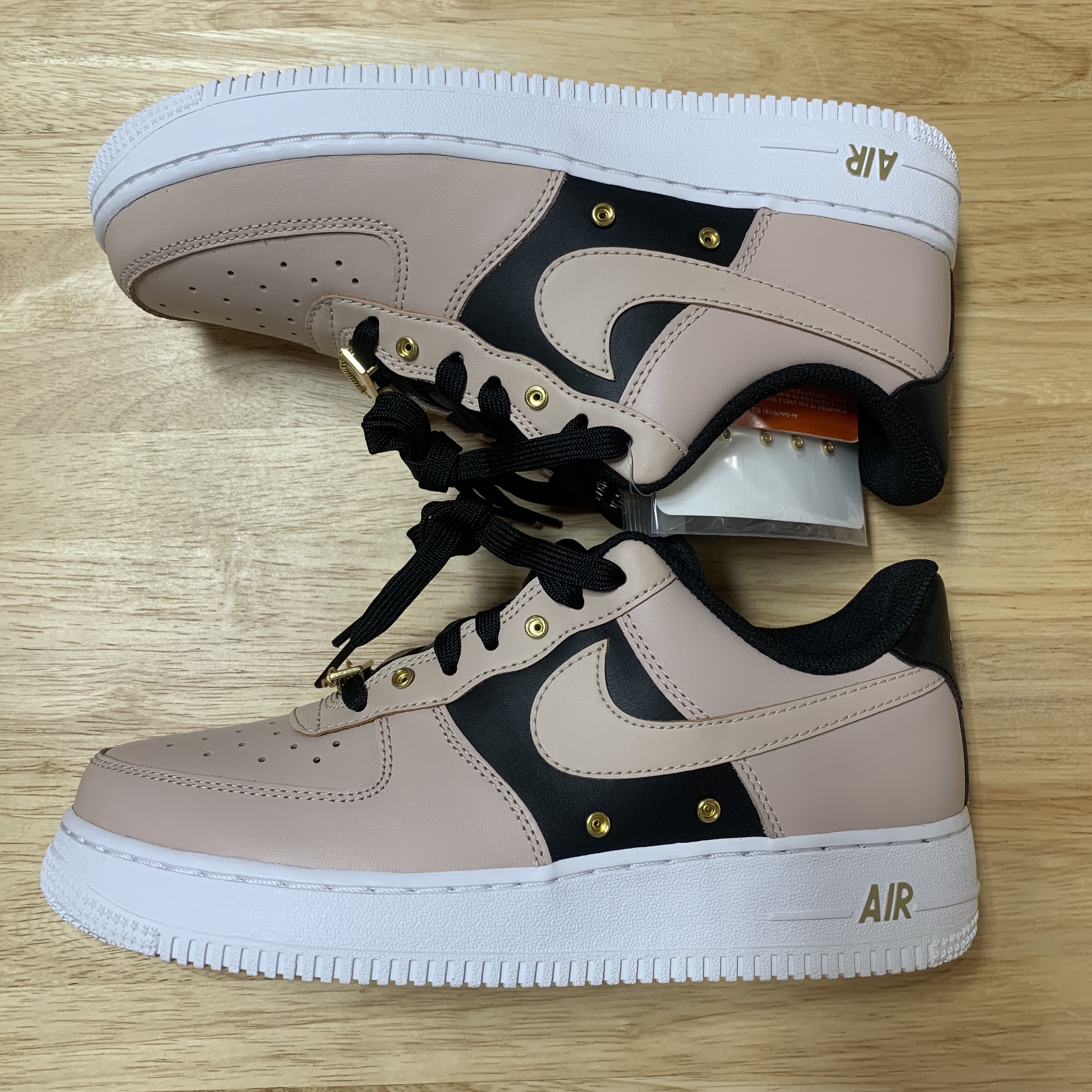 Nike Air Force 1 '07 PRM Touch Of Gold 착용 스타일 - 1