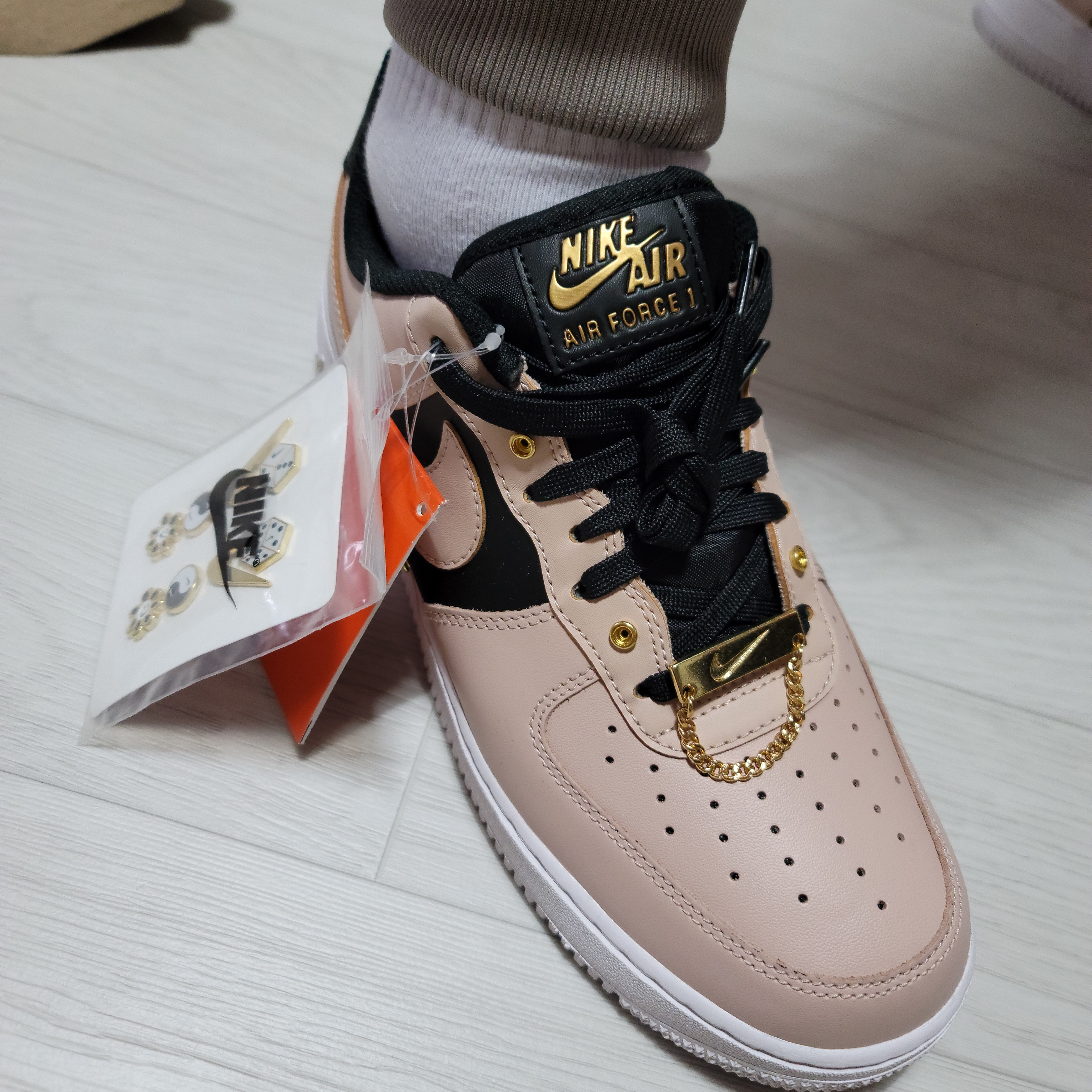 Nike Air Force 1 '07 PRM Touch Of Gold 착용 스타일 - 5