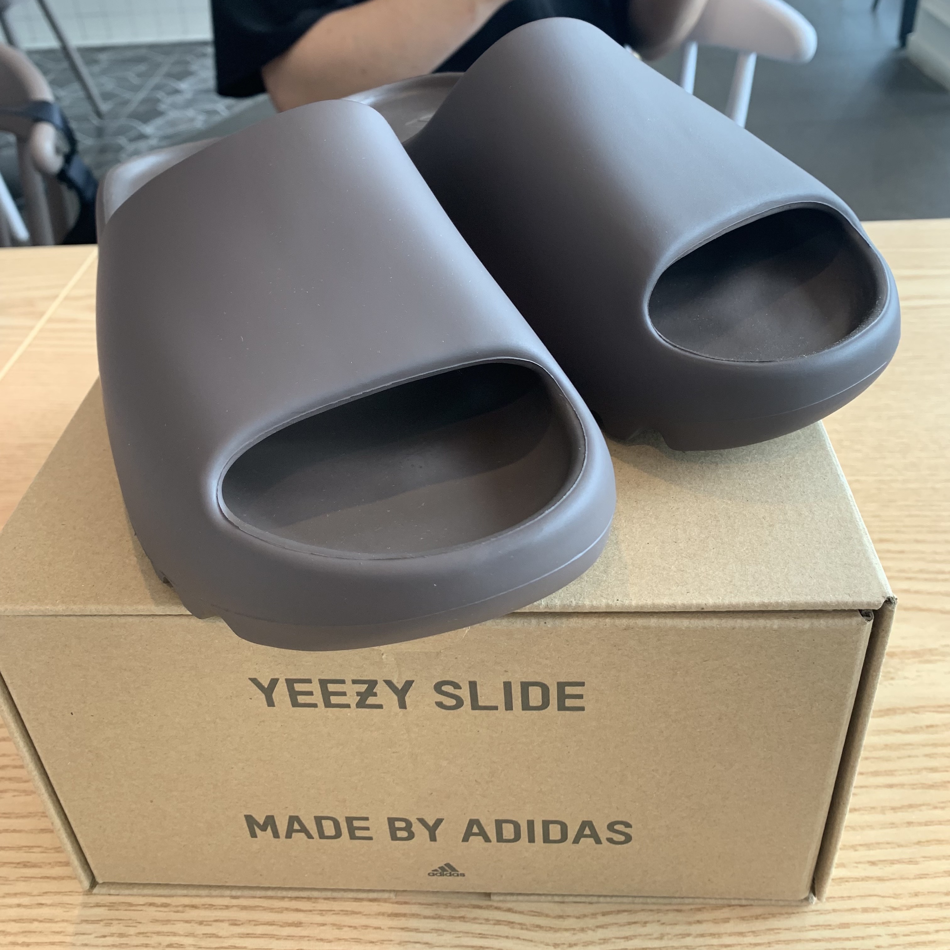 Adidas Yeezy Slide Soot 2021 착용 스타일 - 2