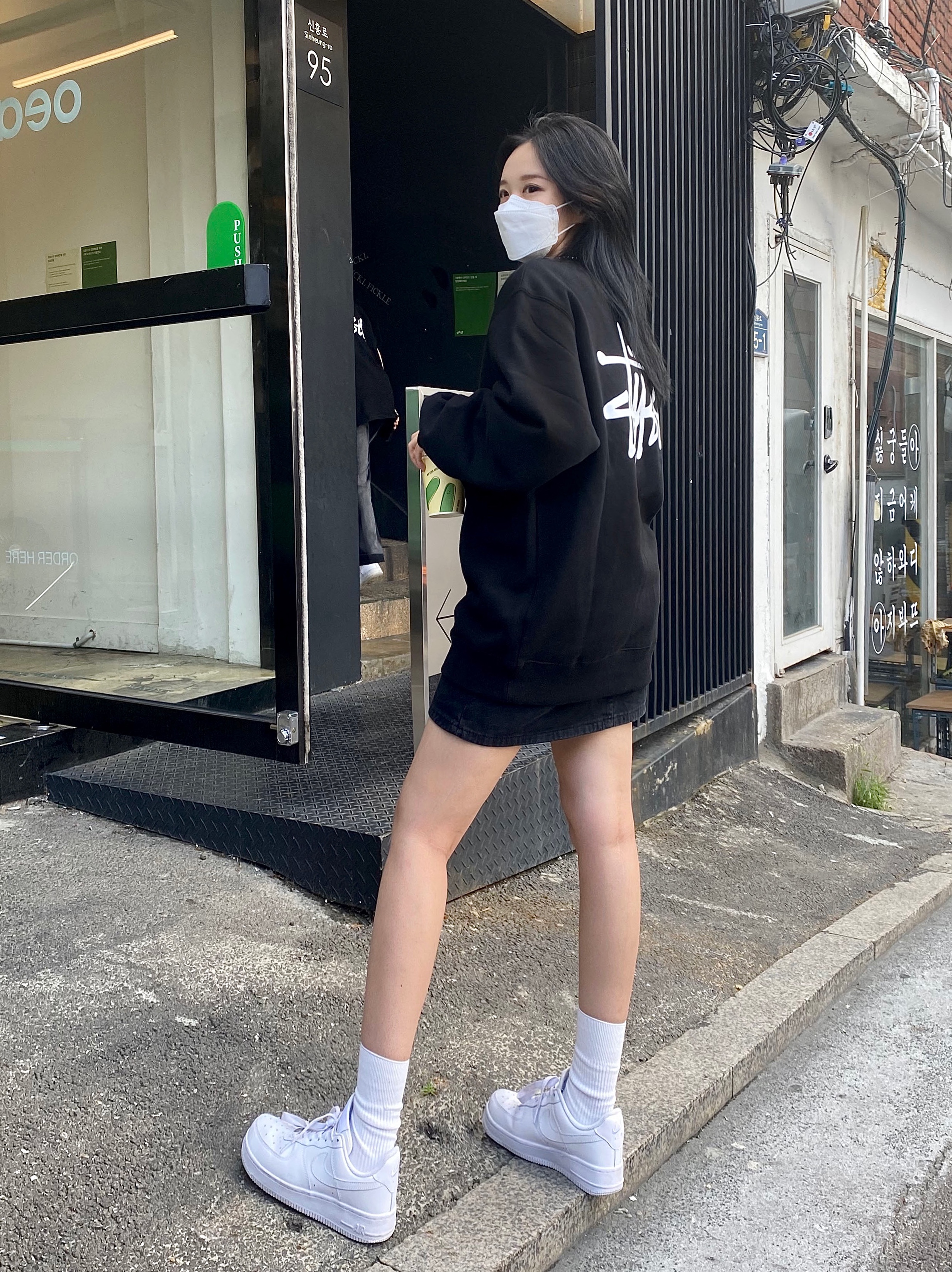 Stussy Basic Stussy LS T-Shirt Black 2021, Nike Air Force 1 '07 Low White 착용 스타일