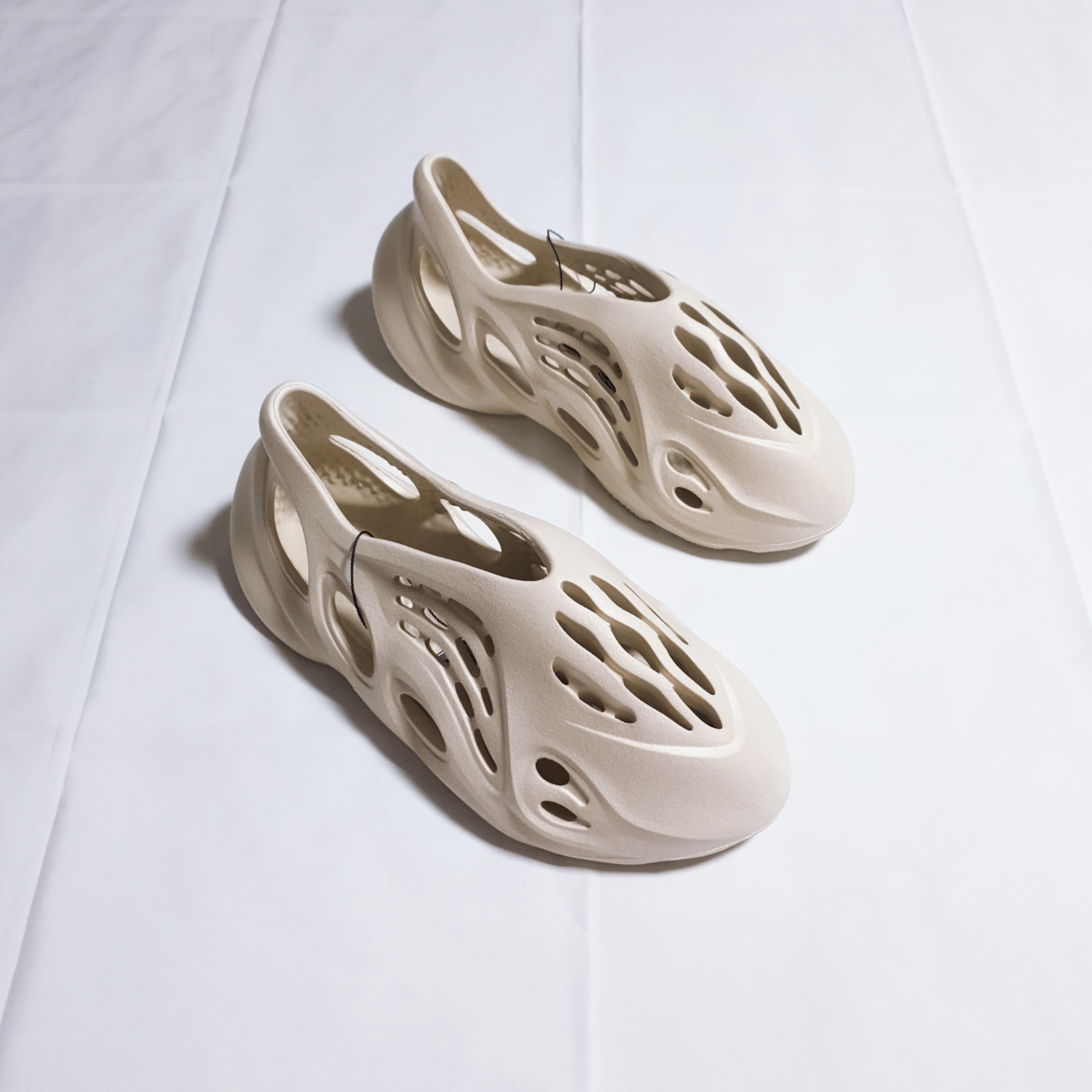 Adidas Yeezy Foam RNNR Sand 착용 스타일 - 2