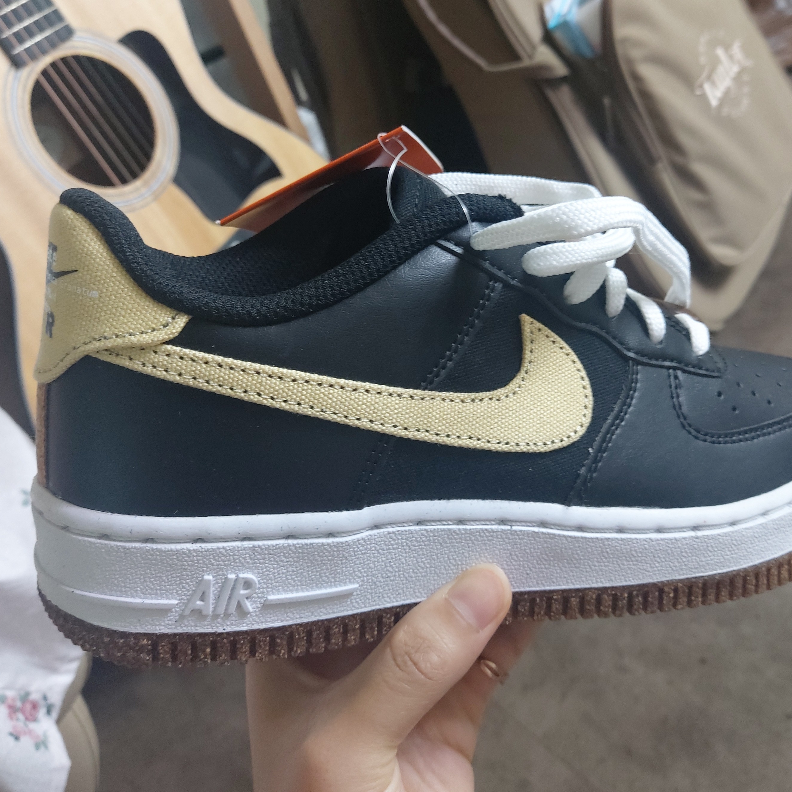 Nike Air Force 1 '07 LV8 Pomegranate 착용 스타일 - 3