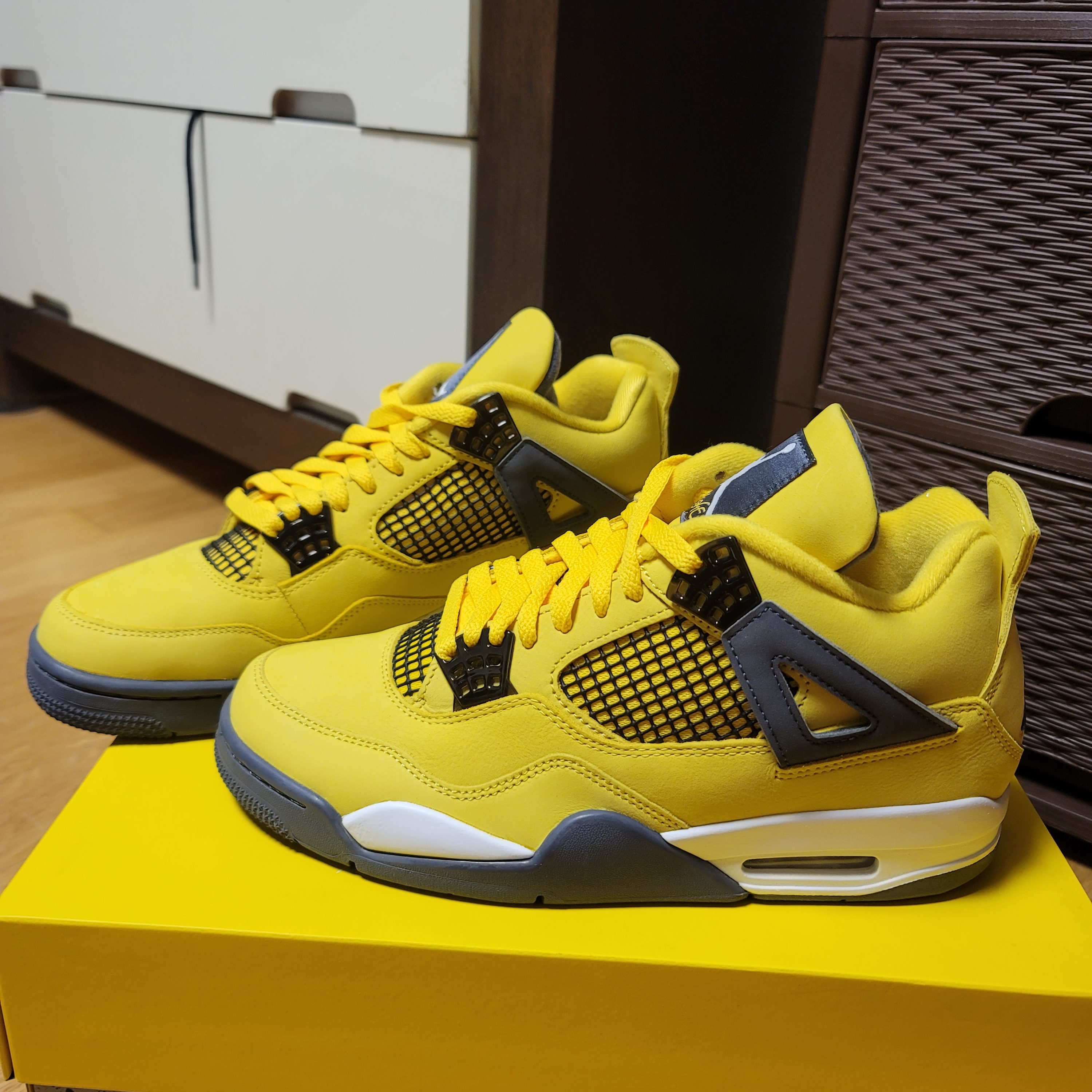 Jordan 4 Retro Tour Yellow 착용 스타일