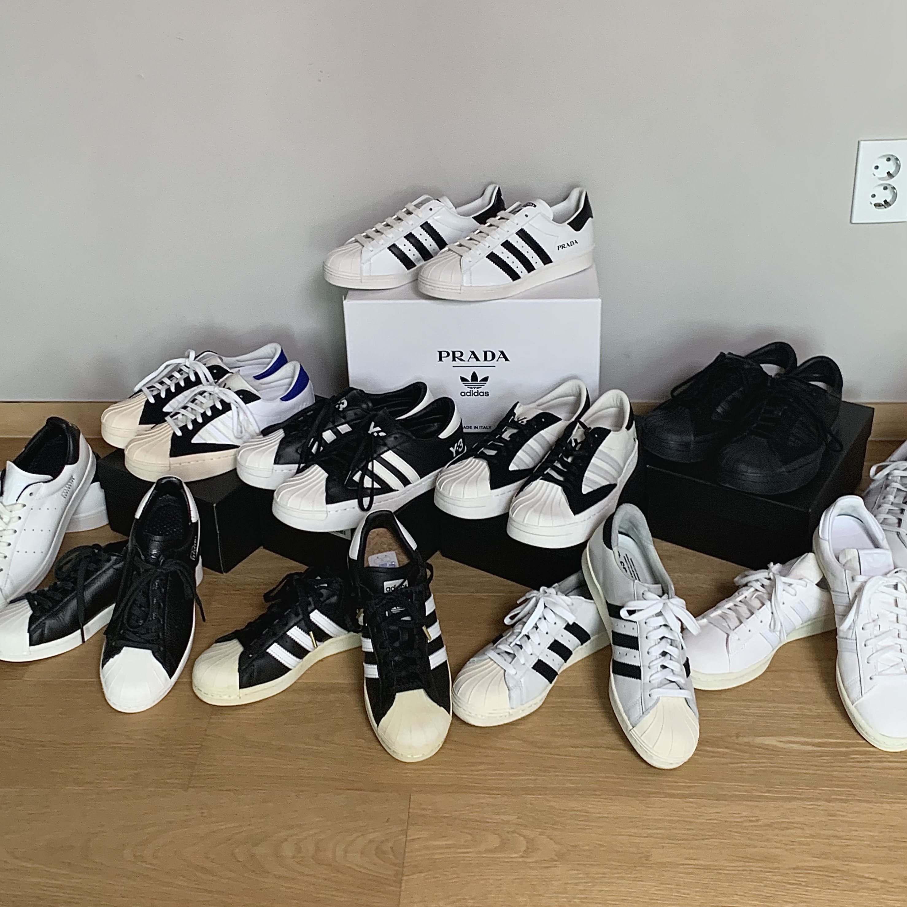 Adidas x Prada Superstar White Black, Y-3 Yohji Star Cloud White Bold Blue 착용 스타일