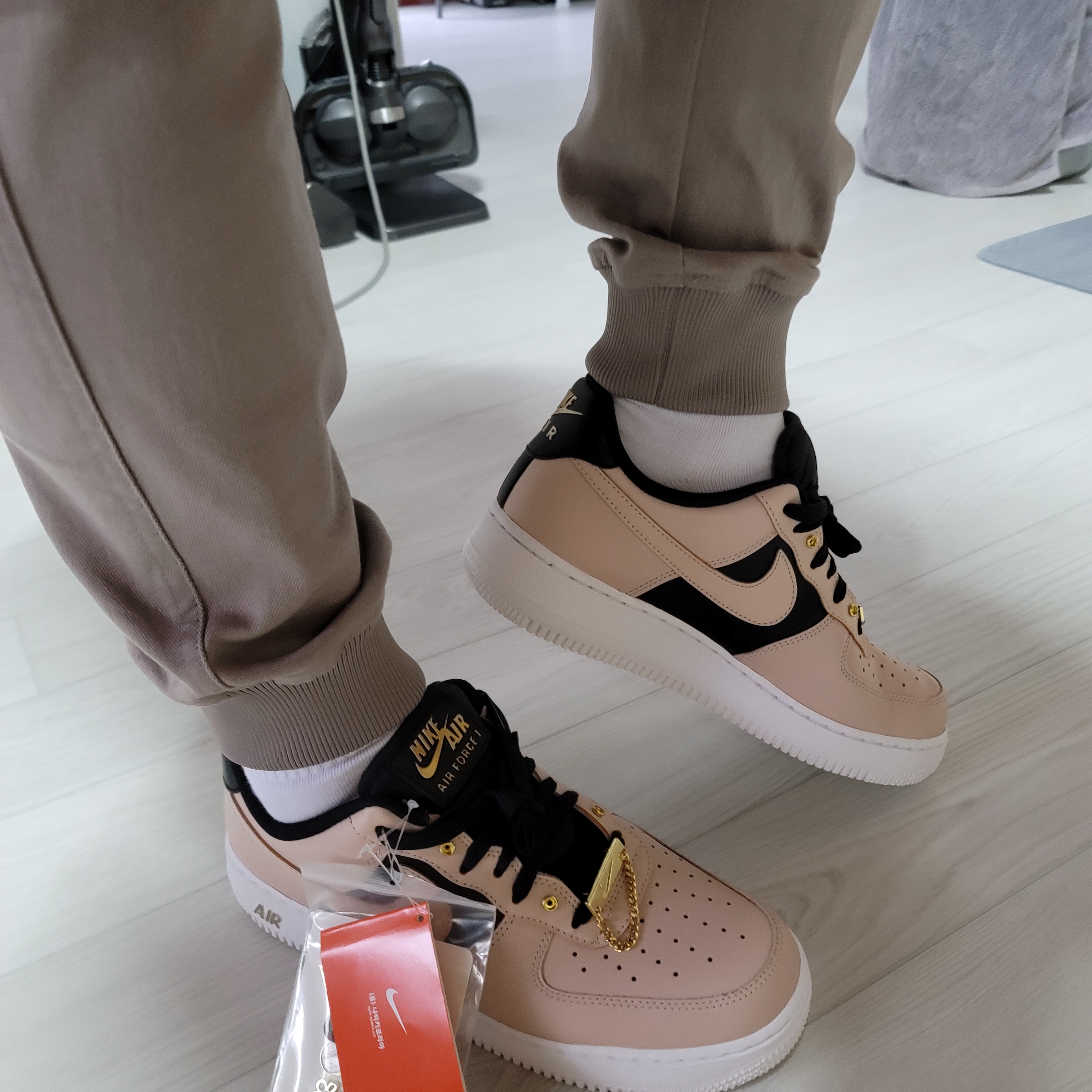 Nike Air Force 1 '07 PRM Touch Of Gold 착용 스타일 - 4
