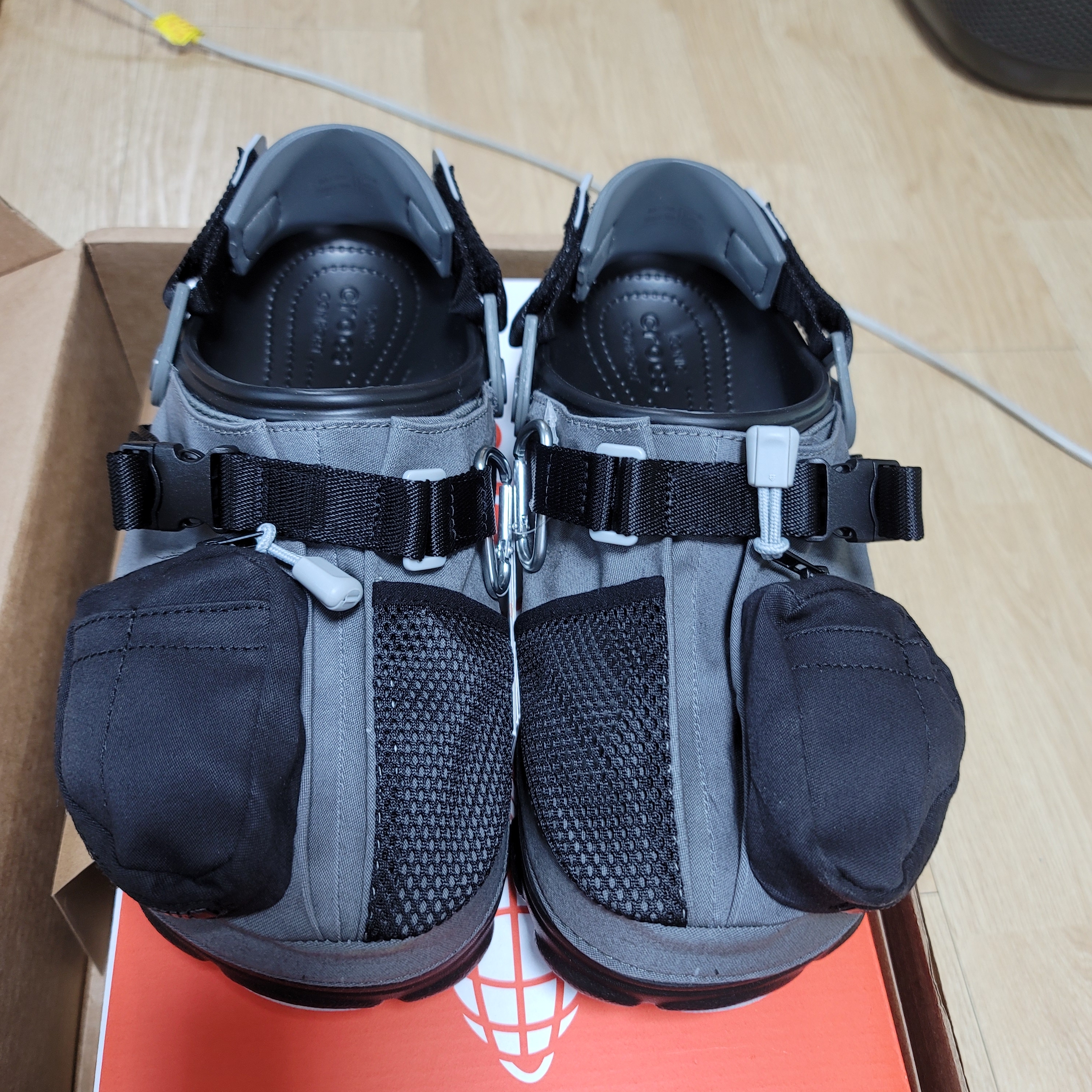 Crocs x Beams Classic All Terrain Mountain Parka Clog Grey 착용 스타일 - 2