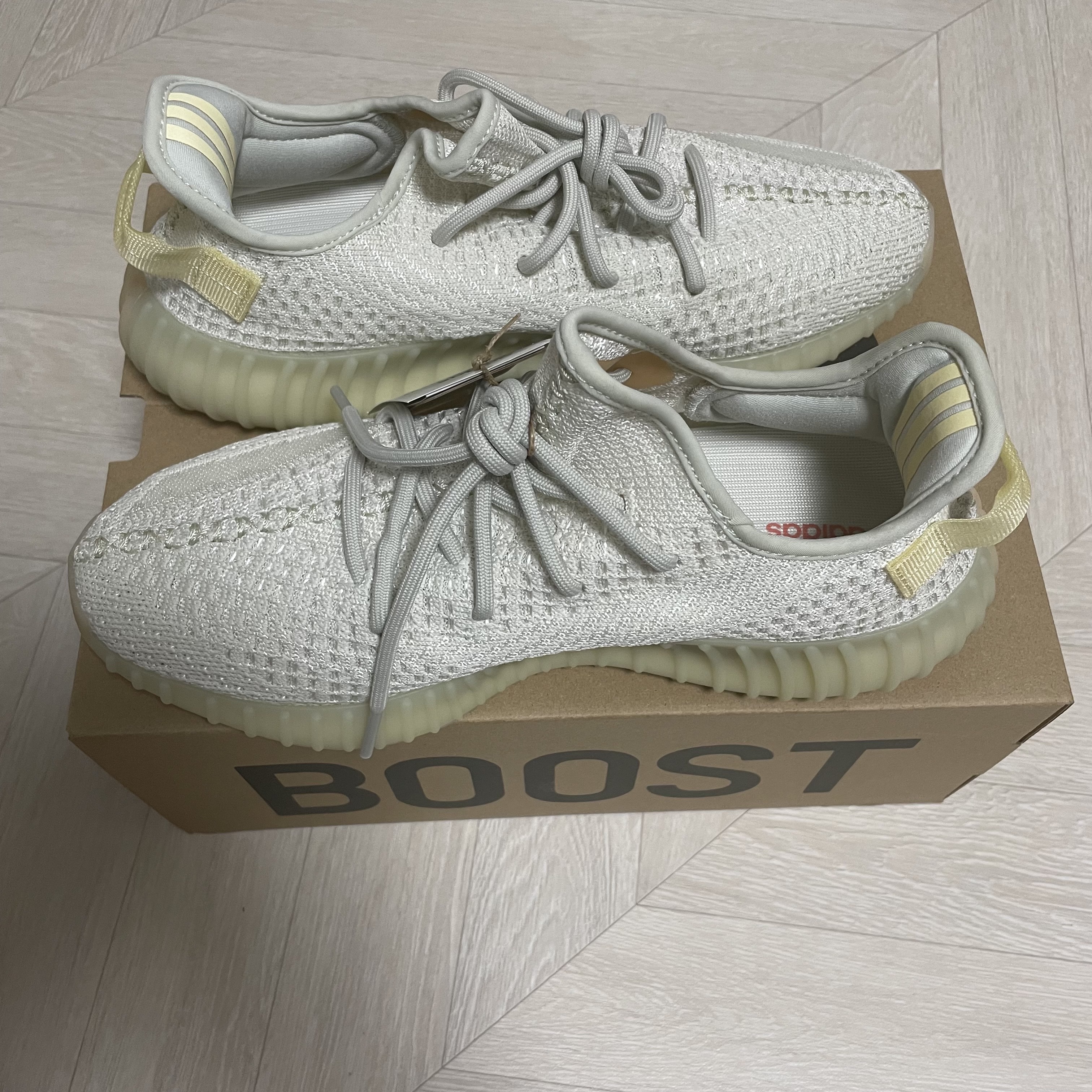 Adidas Yeezy Boost 350 V2 Light 착용 스타일 - 1