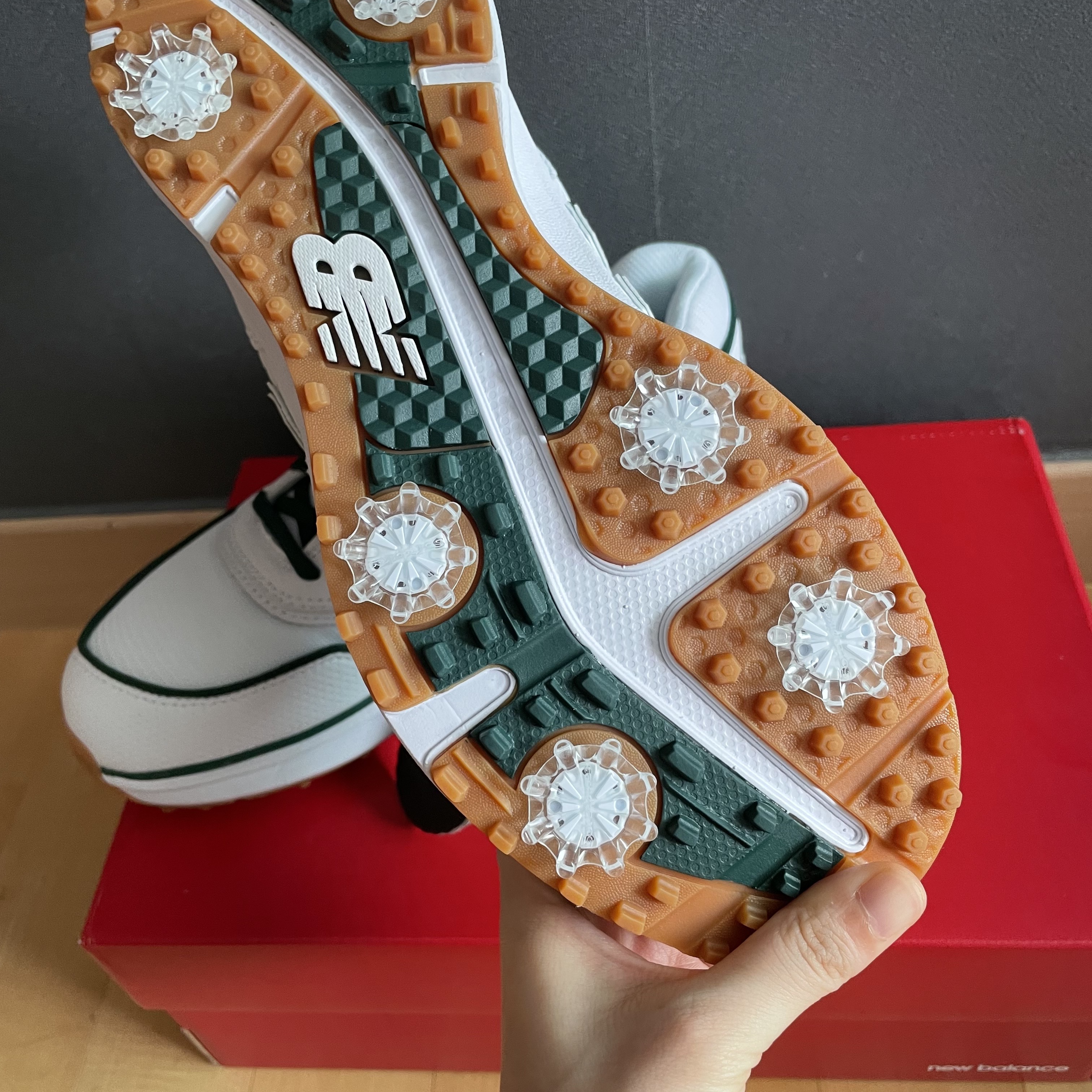 New Balance x Malbon 997 Golf White Green 착용 스타일 - 2