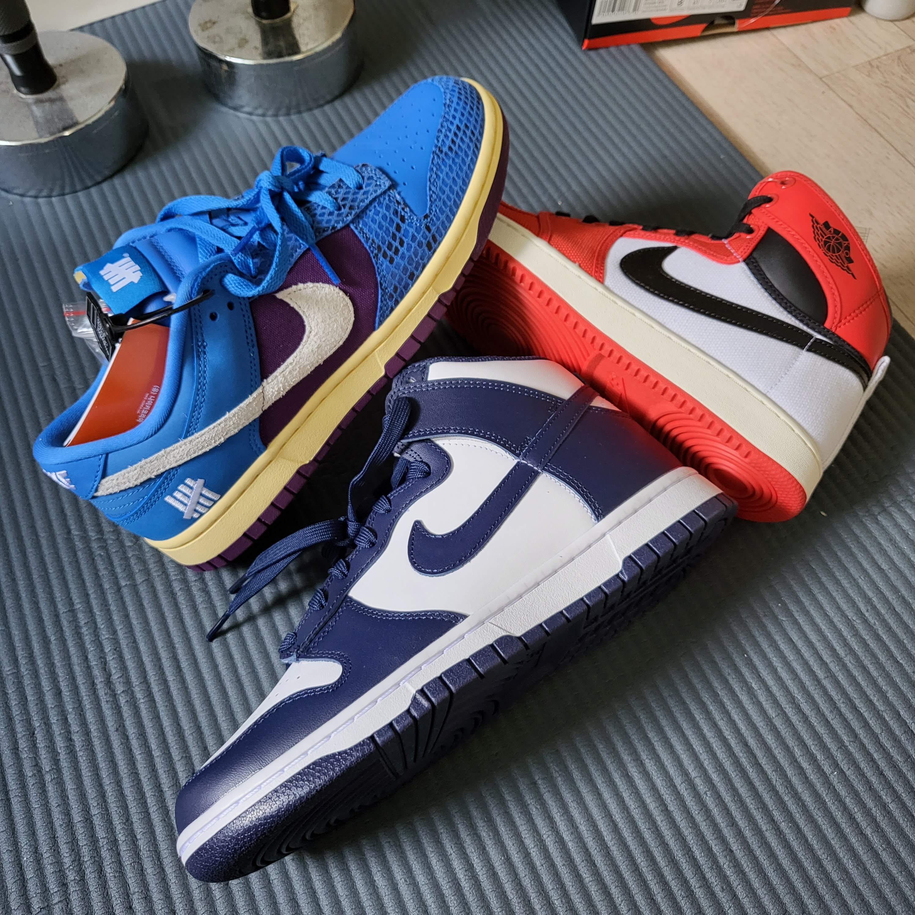 Nike x Undefeated Dunk Low SP 5 On It, Jordan 1 KO Chicago 2021 착용 스타일