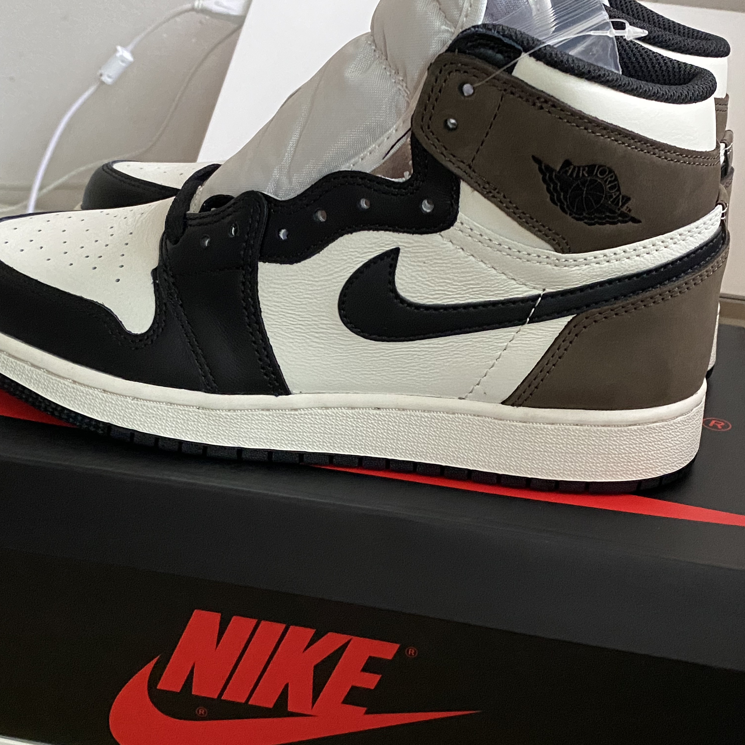 (GS) Jordan 1 Retro High OG Black Mocha 착용 스타일
