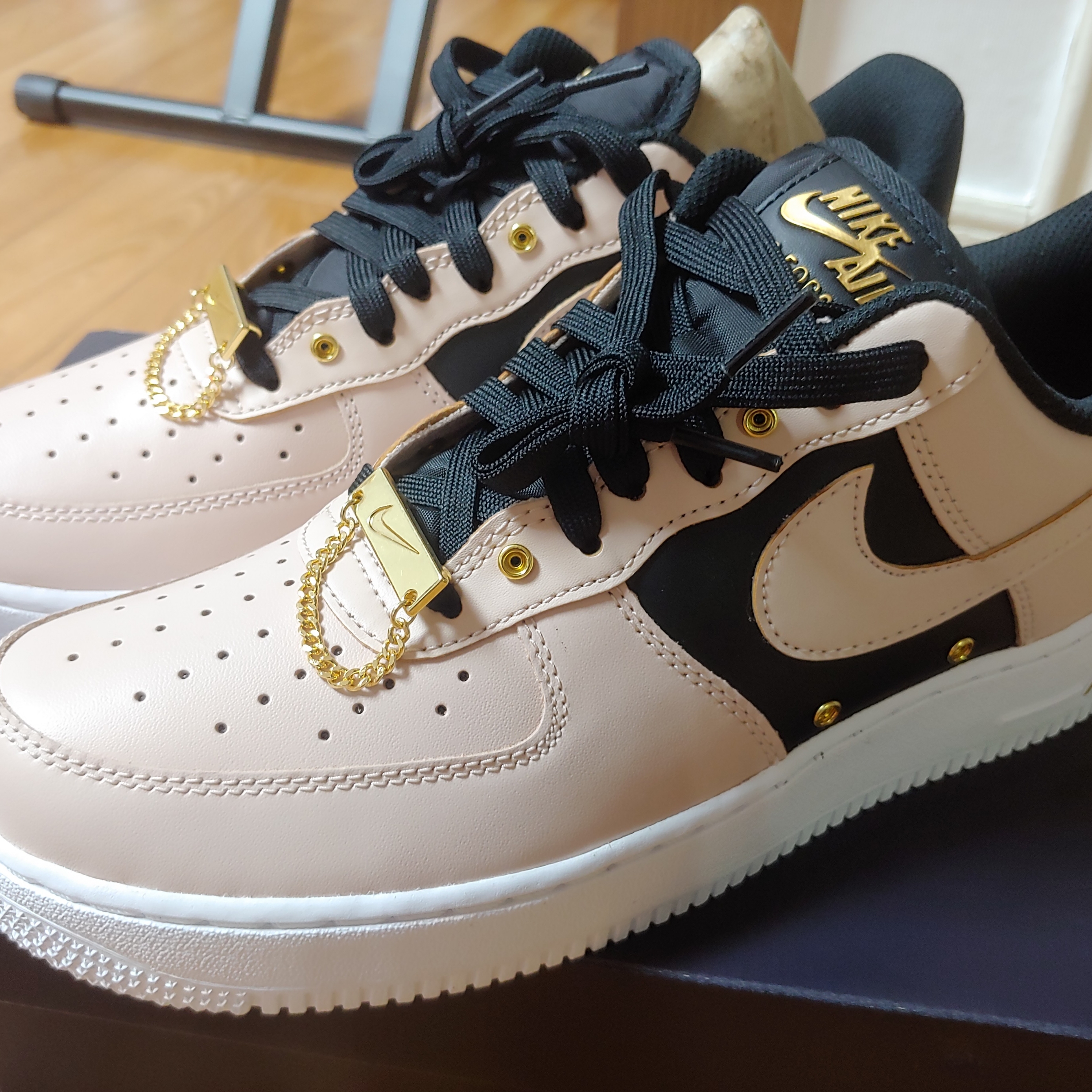 Nike Air Force 1 '07 PRM Touch Of Gold 착용 스타일 - 1