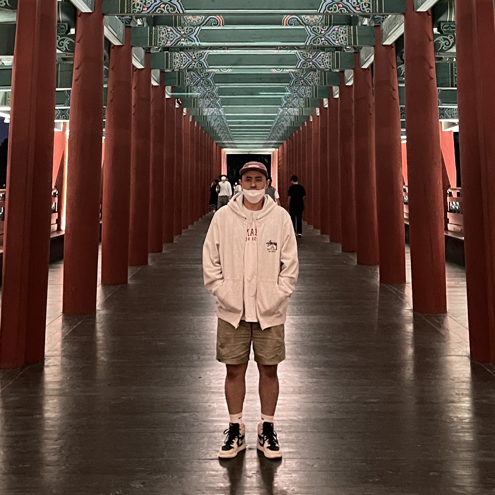 Stussy Stock DSM Los Angeles Zip Hoodie Ash Heather 2021, Jordan 1 Retro High Neutral Grey Hyper Crimson 착용 스타일 - 2