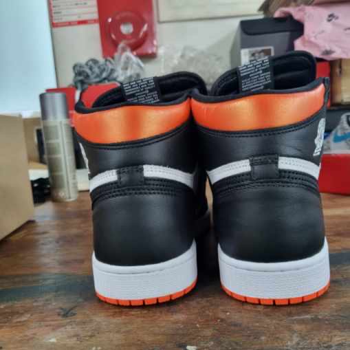Jordan 1 Retro High OG Electro Orange 착용 스타일 - 3