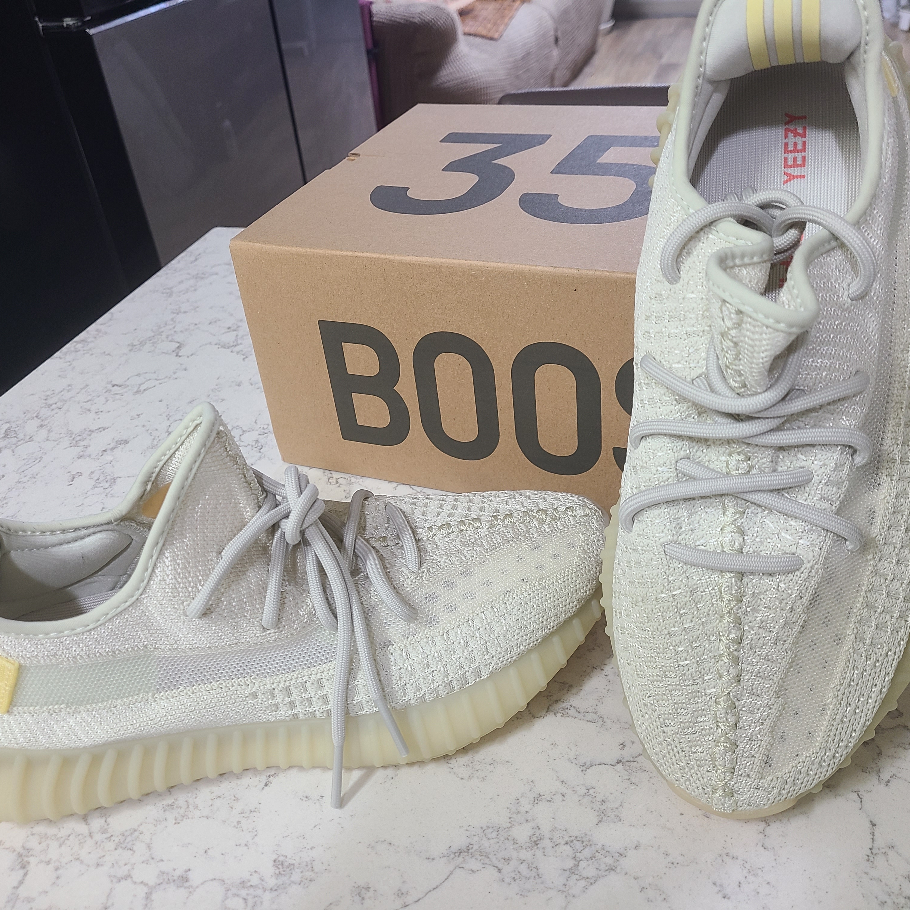 Adidas Yeezy Boost 350 V2 Light 착용 스타일