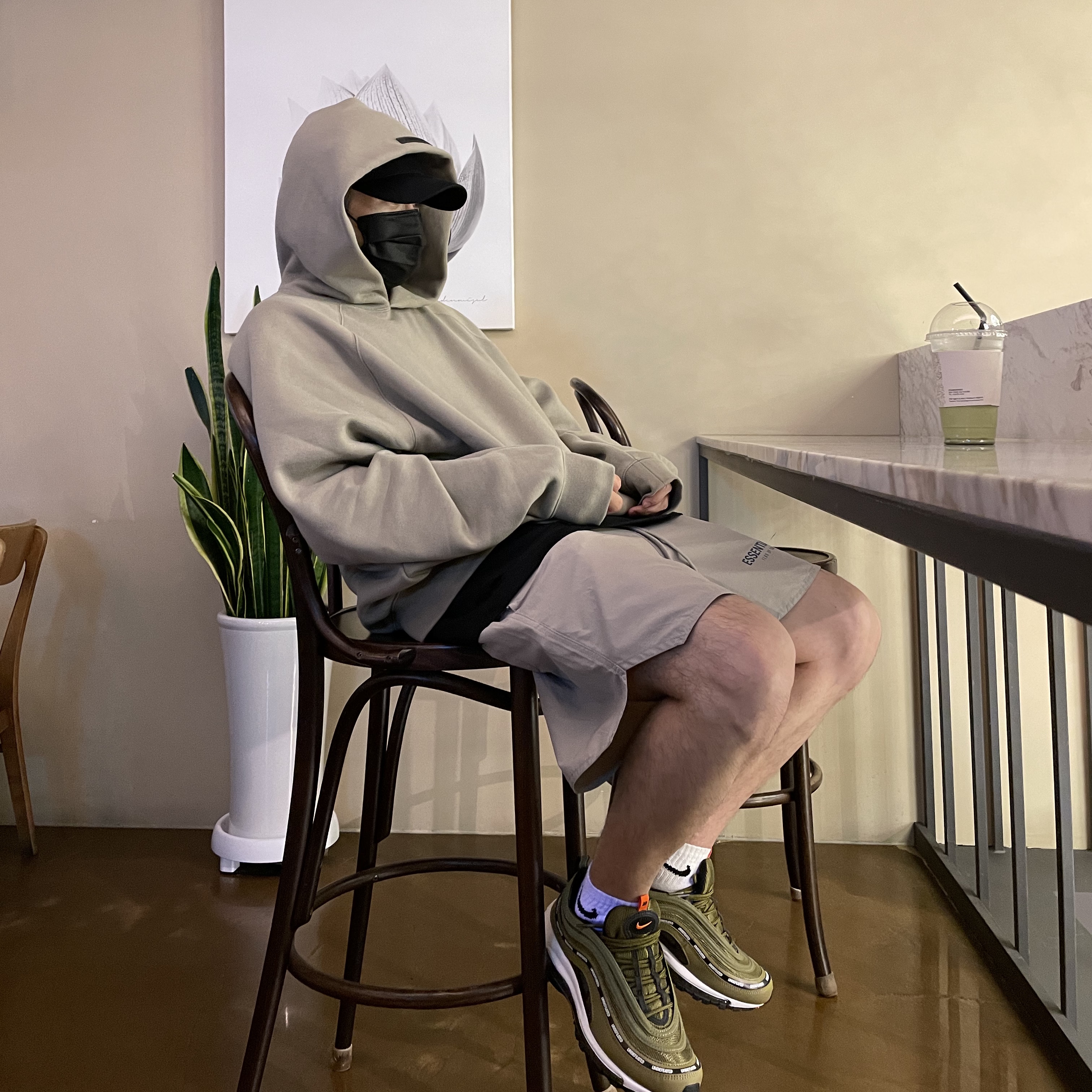 Essentials Pull-Over Hoodie Taupe - 21SS, Essentials Volley Shorts Taupe - 21SS 착용 스타일 - 2