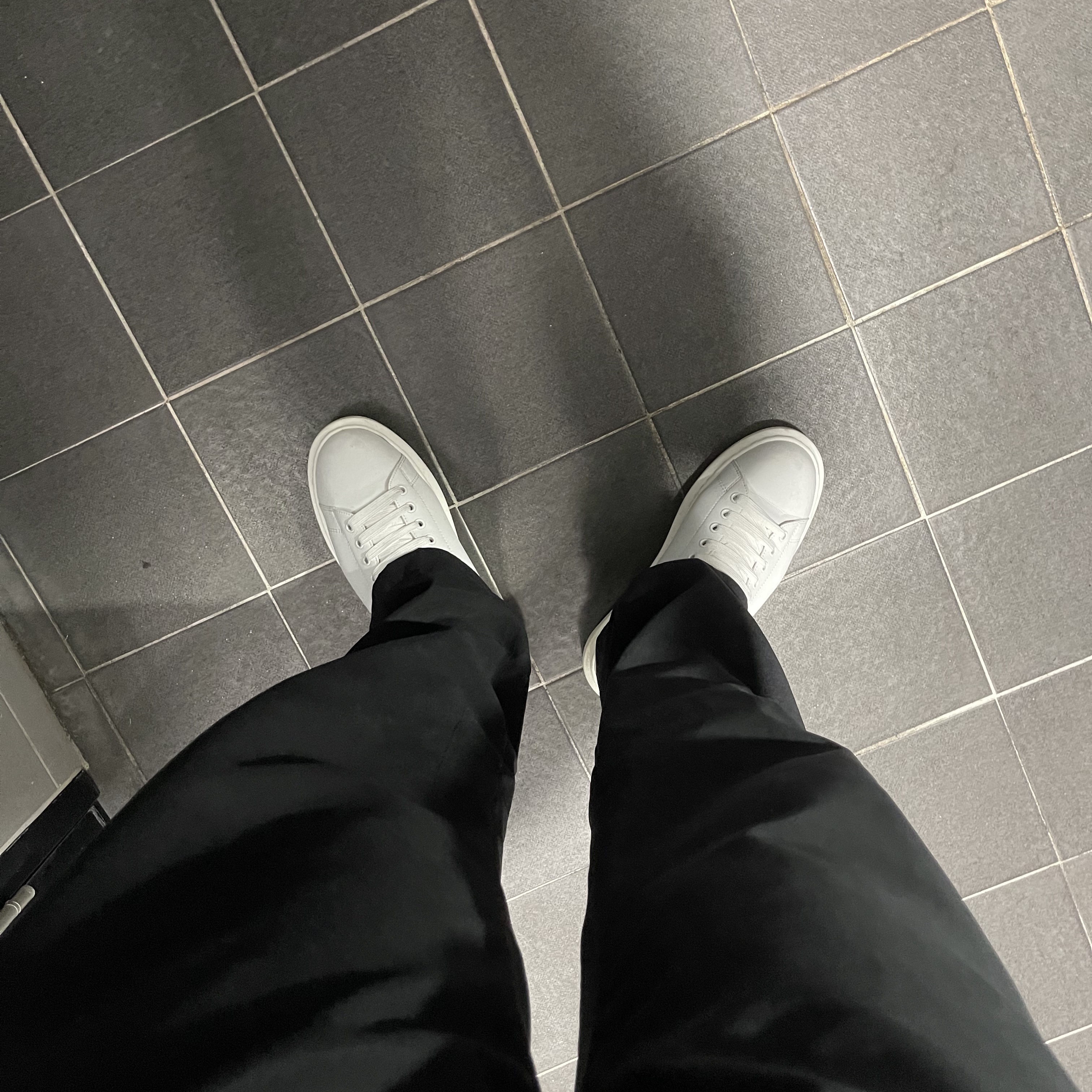 Alexander McQueen Oversized Sneakers White Black 착용 스타일