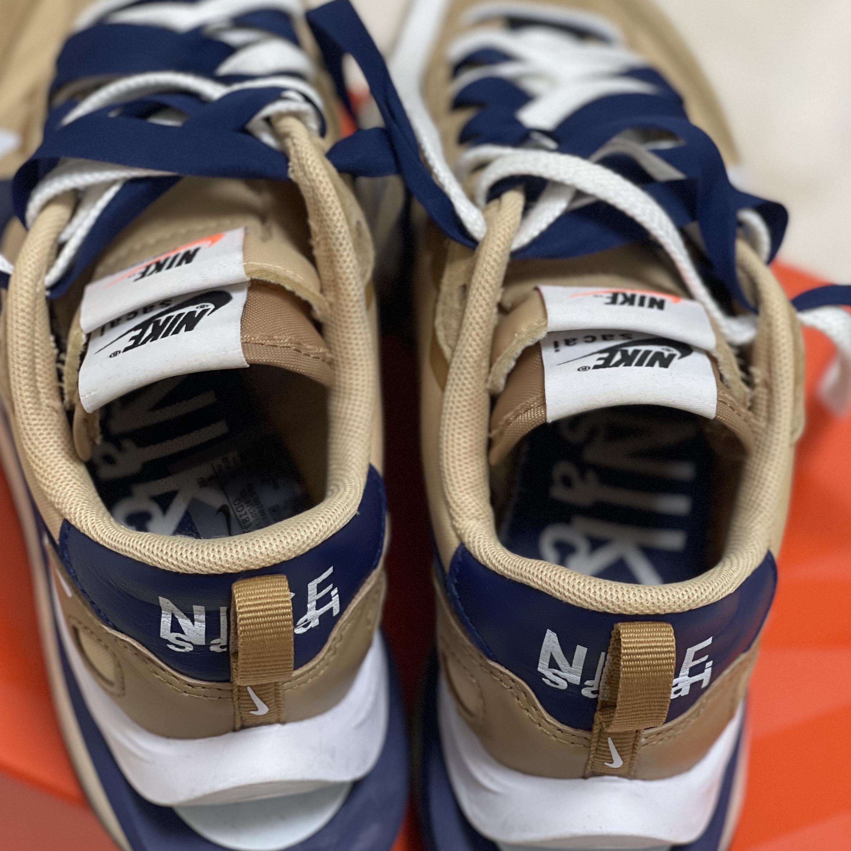 Nike x Sacai VaporWaffle Sesame and Blue Void 착용 스타일 - 5