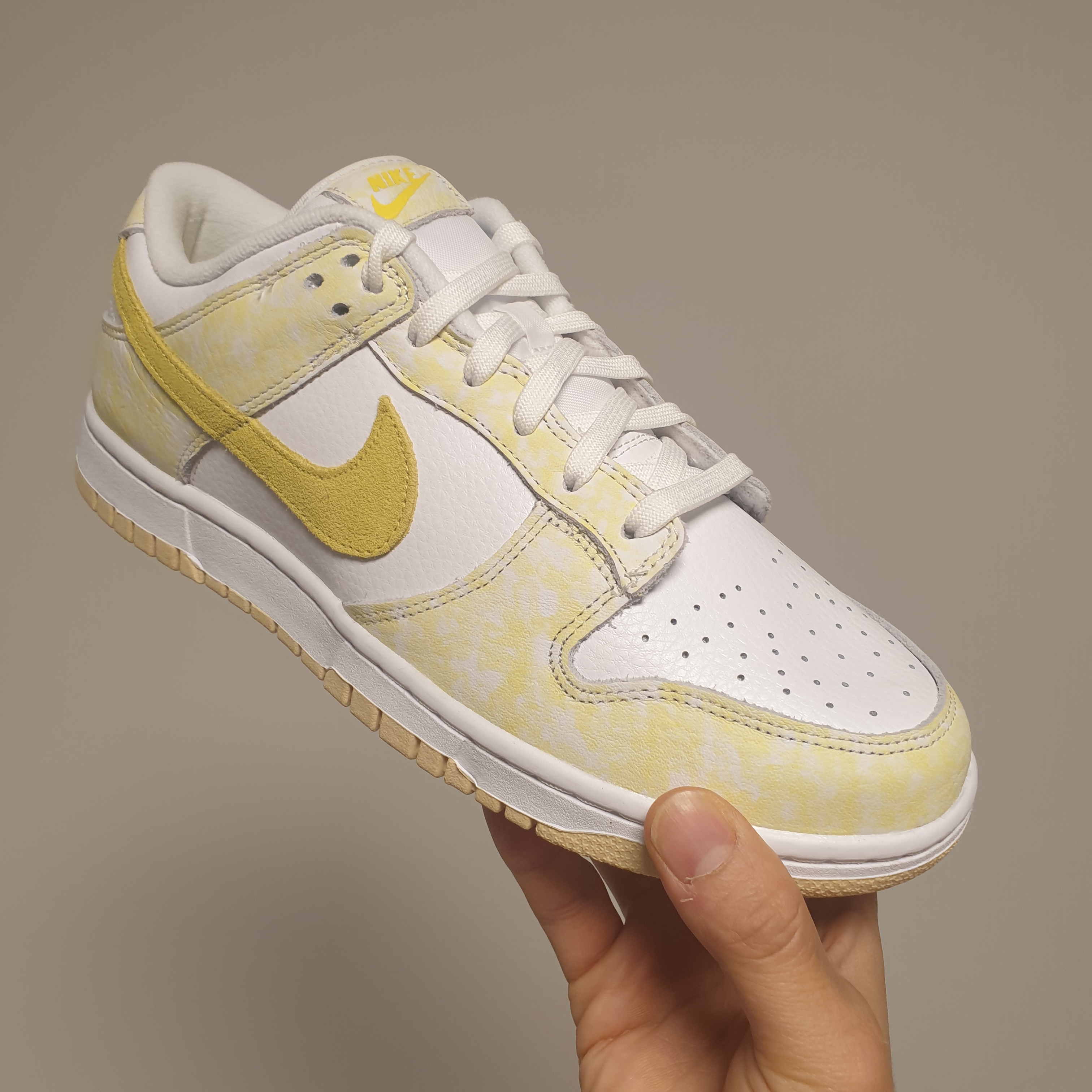 (W) Nike Dunk Low Yellow Strike 착용 스타일 - 1