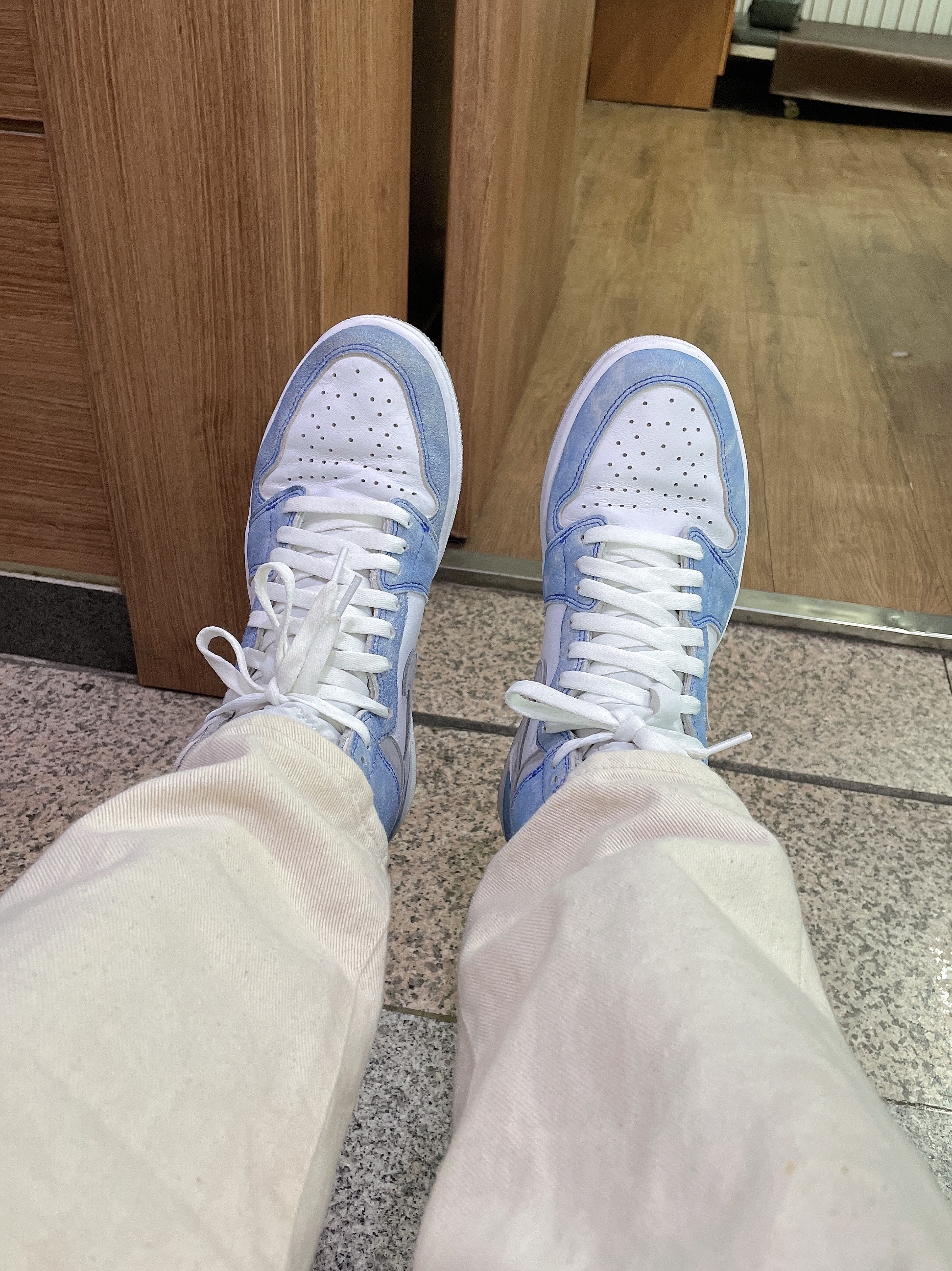 Jordan 1 Retro High OG Hyper Royal 착용 스타일