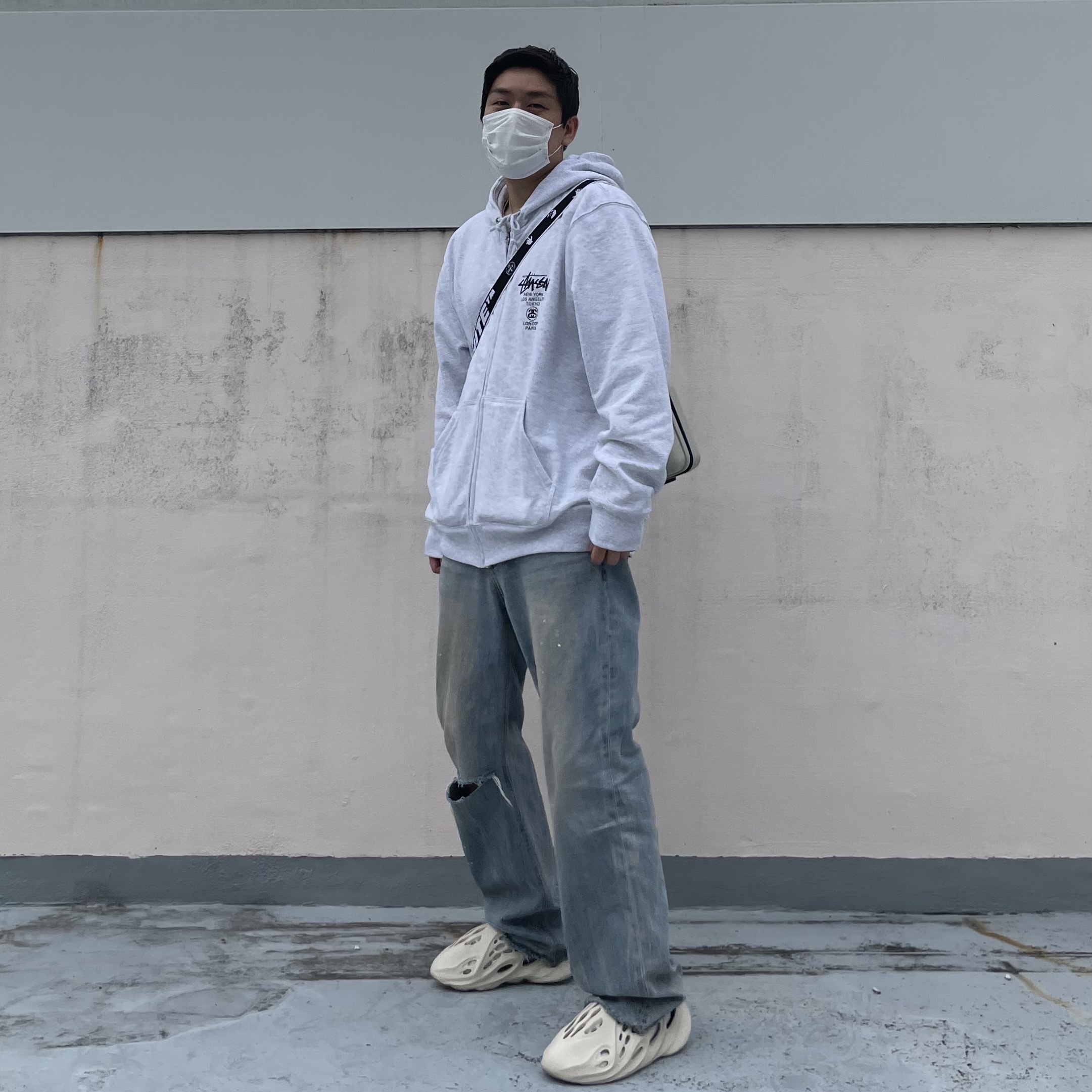 Adidas Yeezy Foam RNNR Sand, Stussy World Tour Zip Hoodie Ash Heather 2021 착용 스타일 - 2